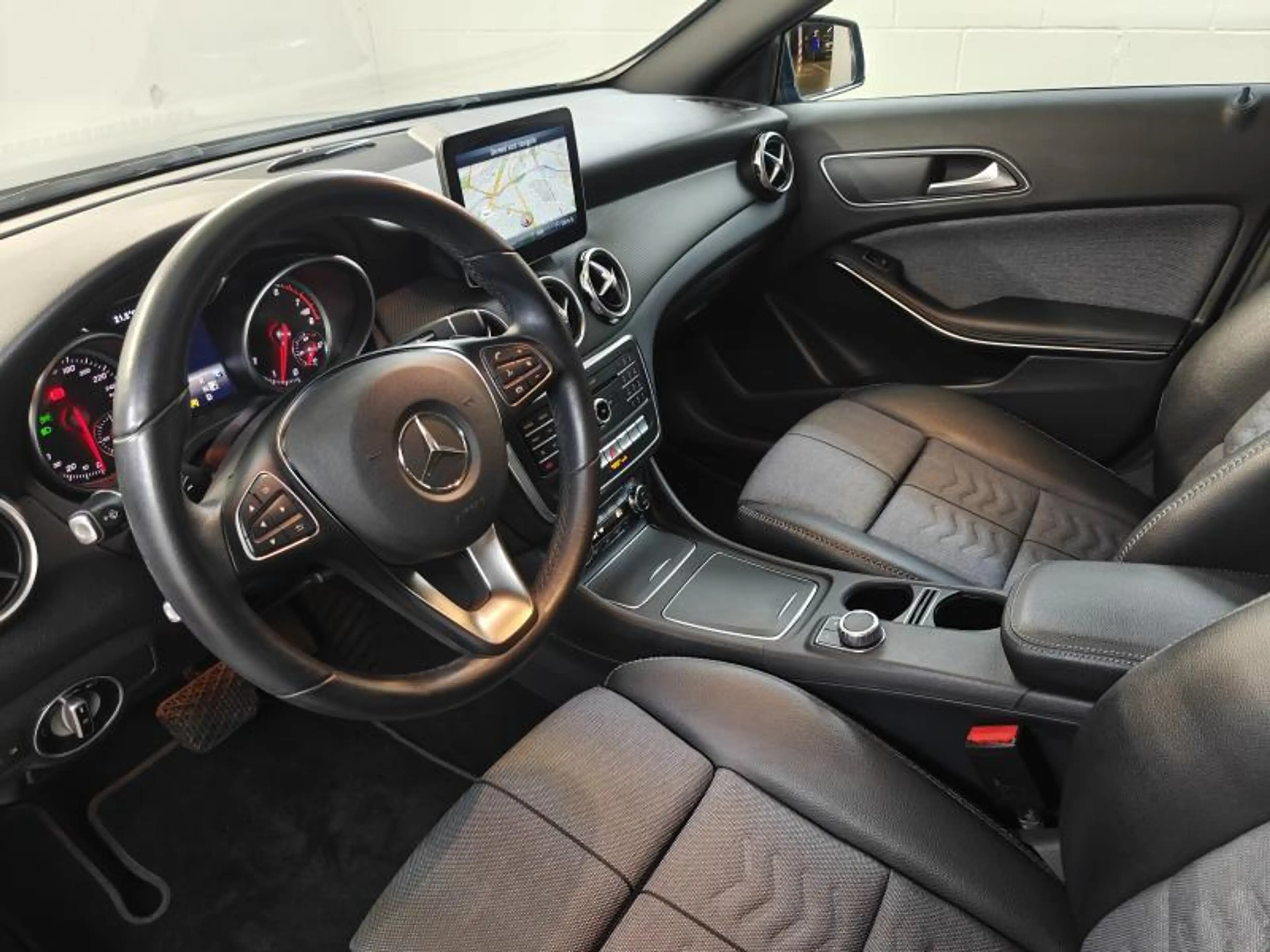 Mercedes-Benz GLA 180 Business Solution — photo 5