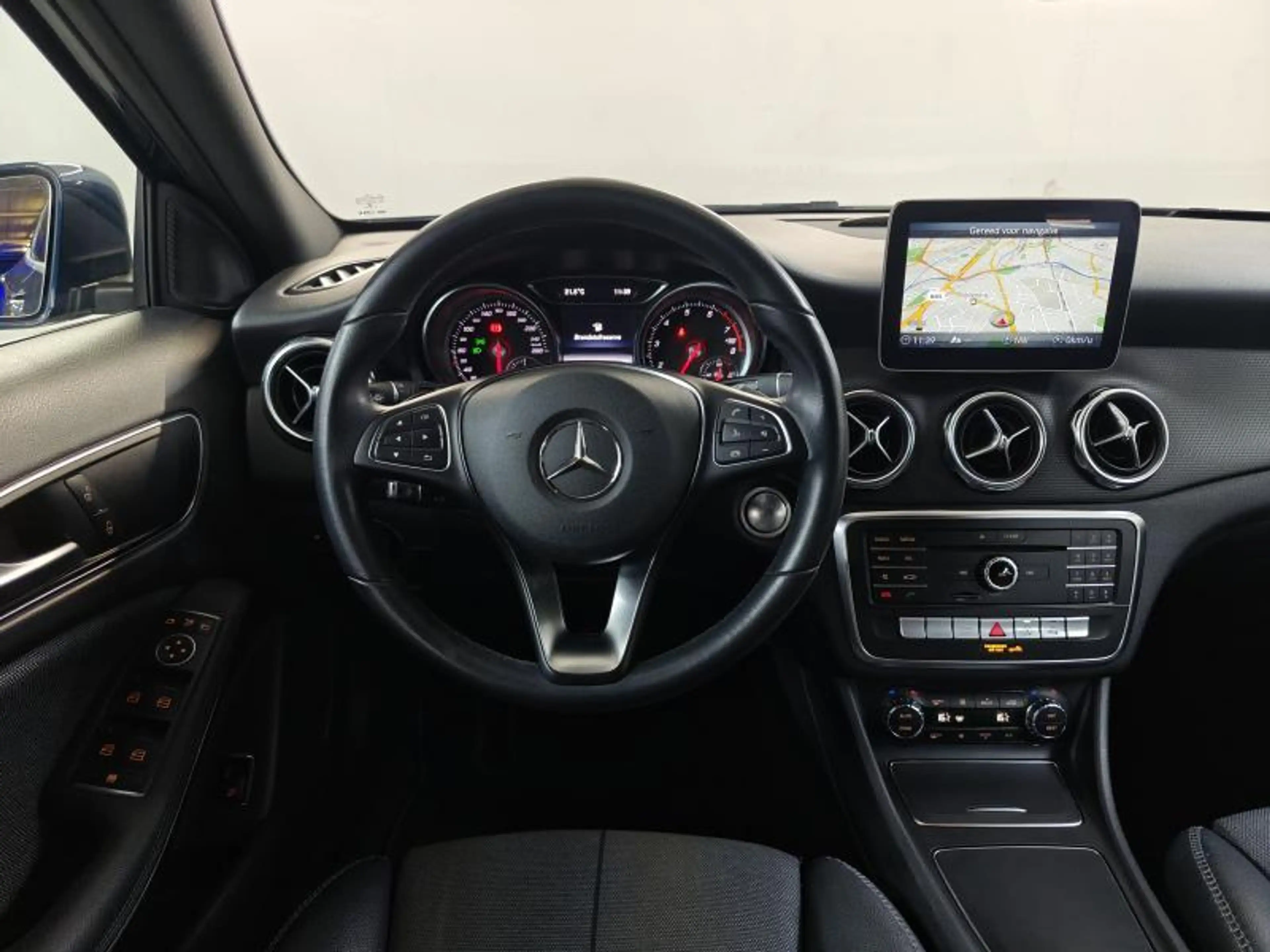 Mercedes-Benz GLA 180 Business Solution — photo 3