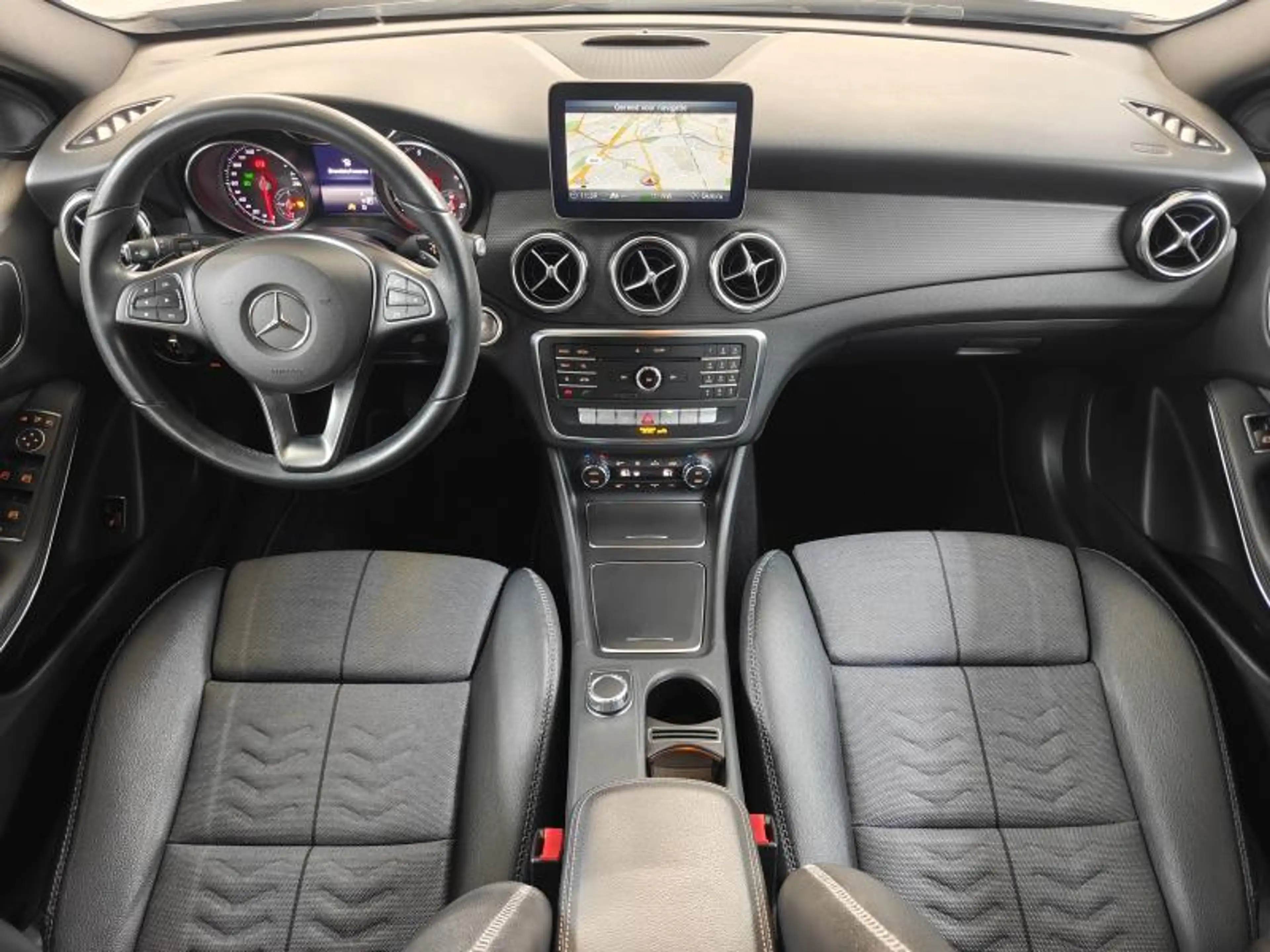 Mercedes-Benz GLA 180 Business Solution — photo 9