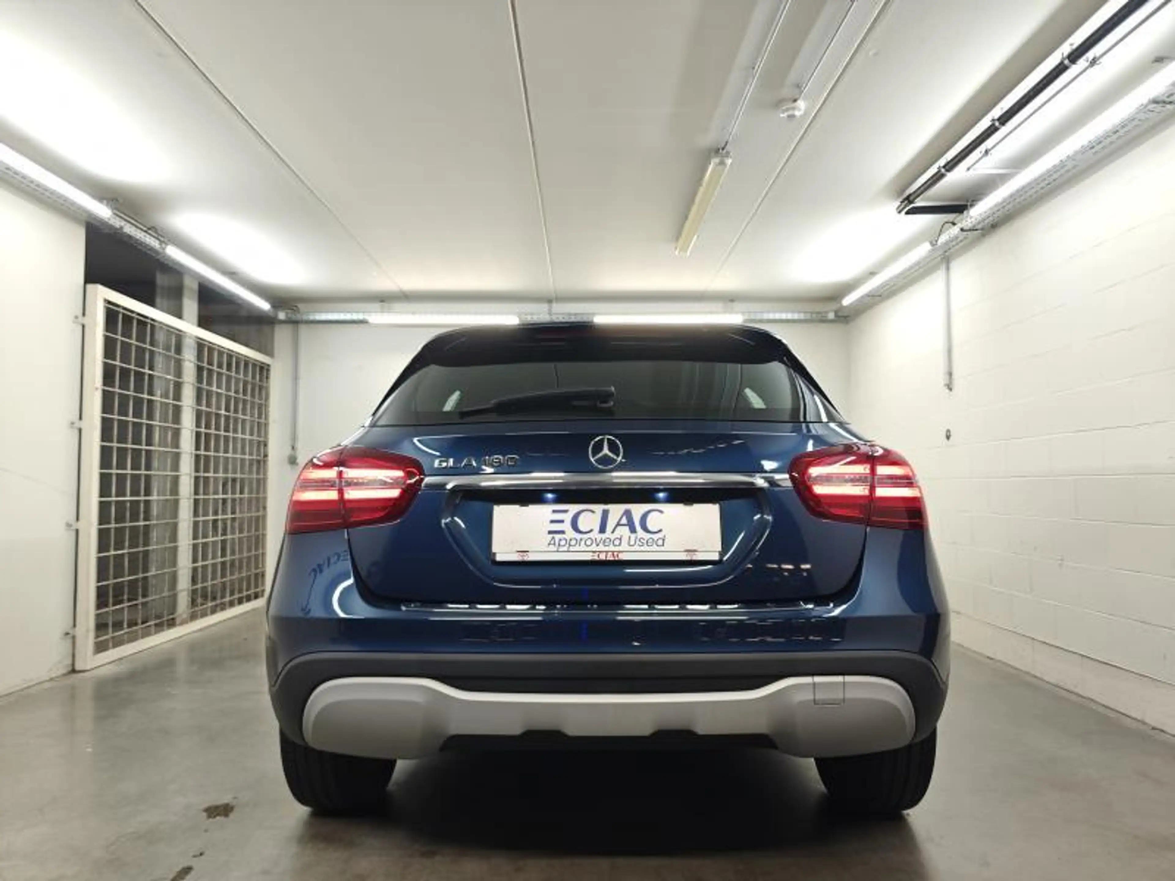 Mercedes-Benz GLA 180 Business Solution — photo 11