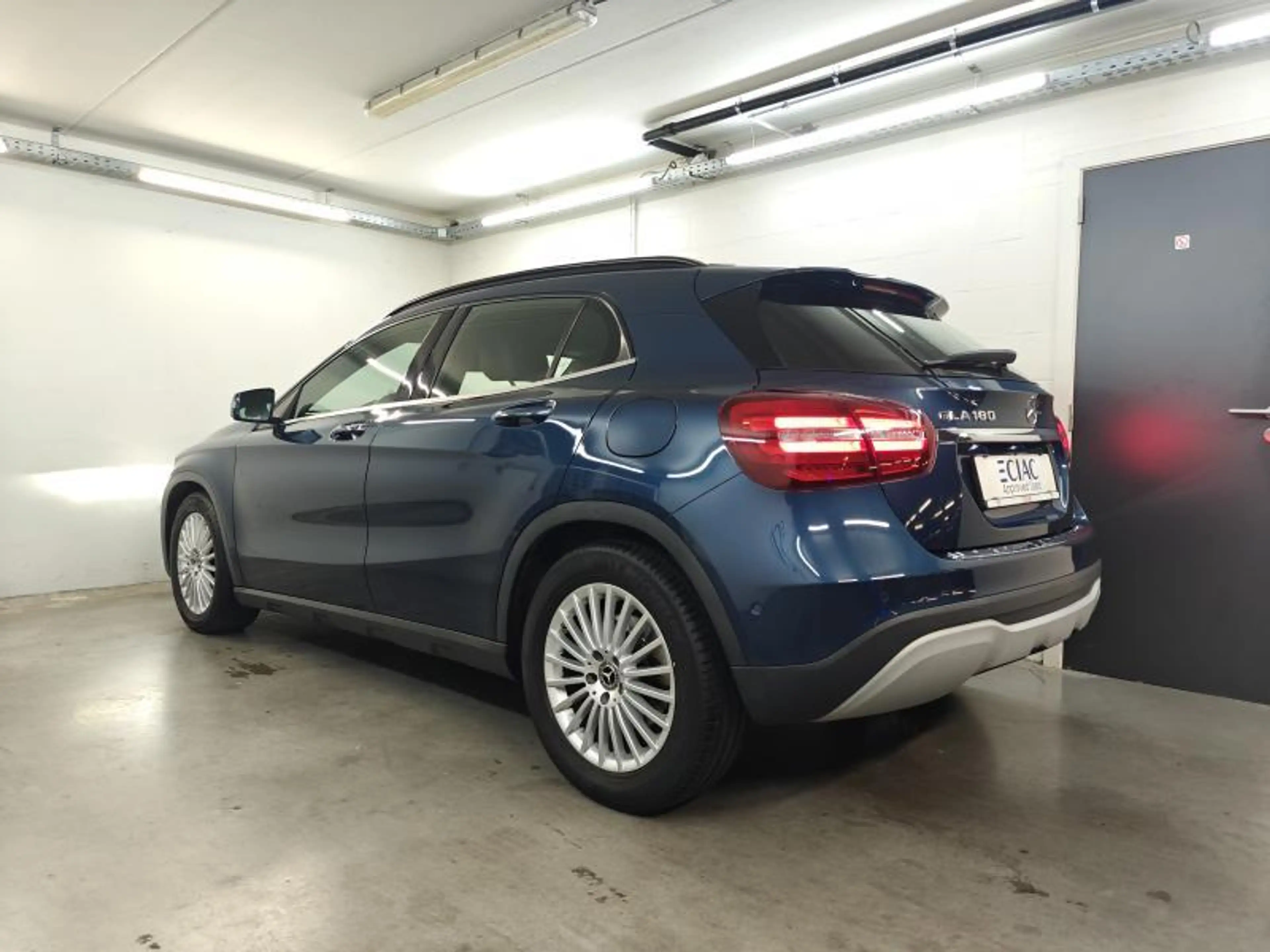 Mercedes-Benz GLA 180 Business Solution — photo 10