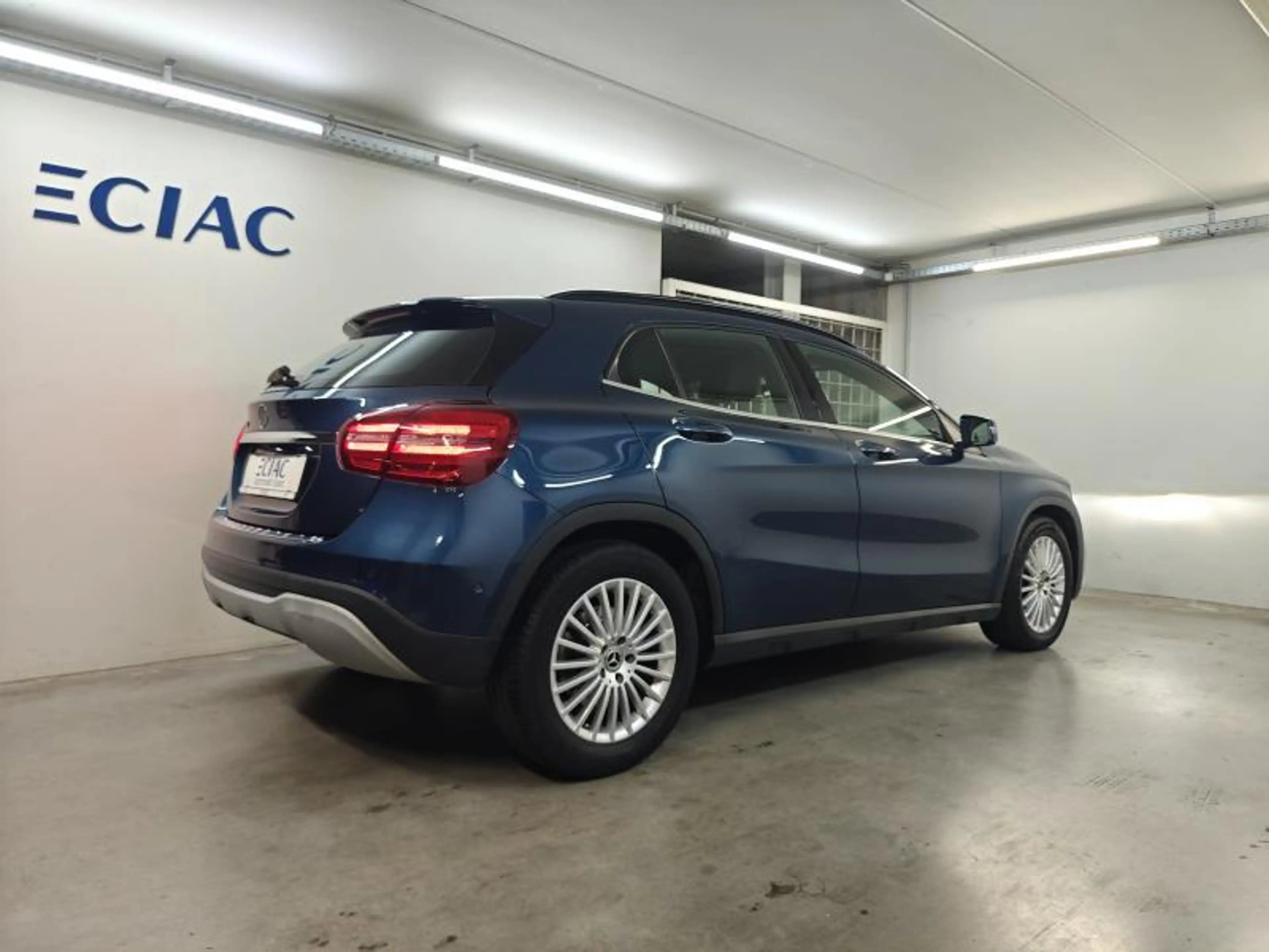 Mercedes-Benz GLA 180 Business Solution — photo 13