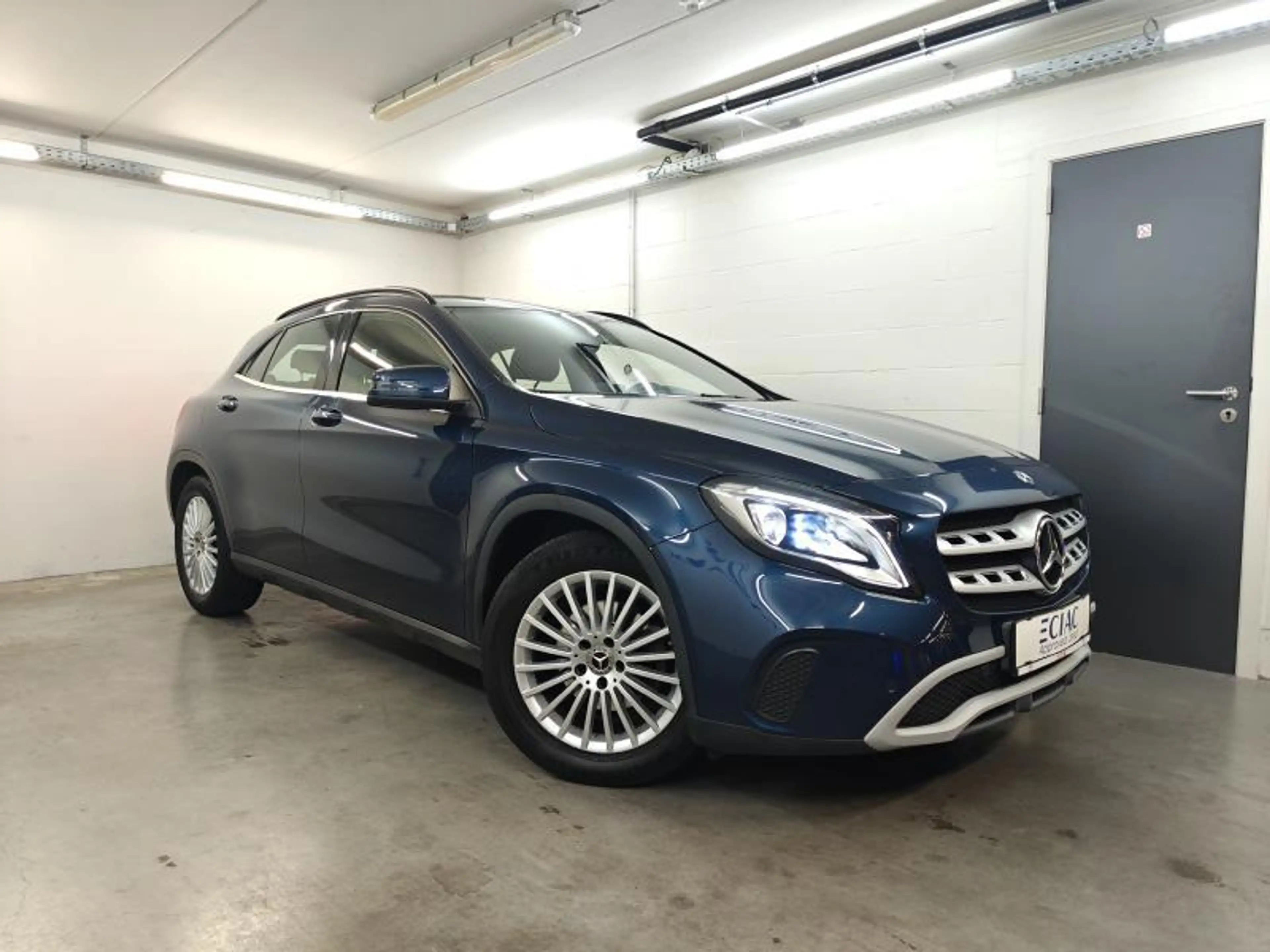 Mercedes-Benz GLA 180 Business Solution — photo 2