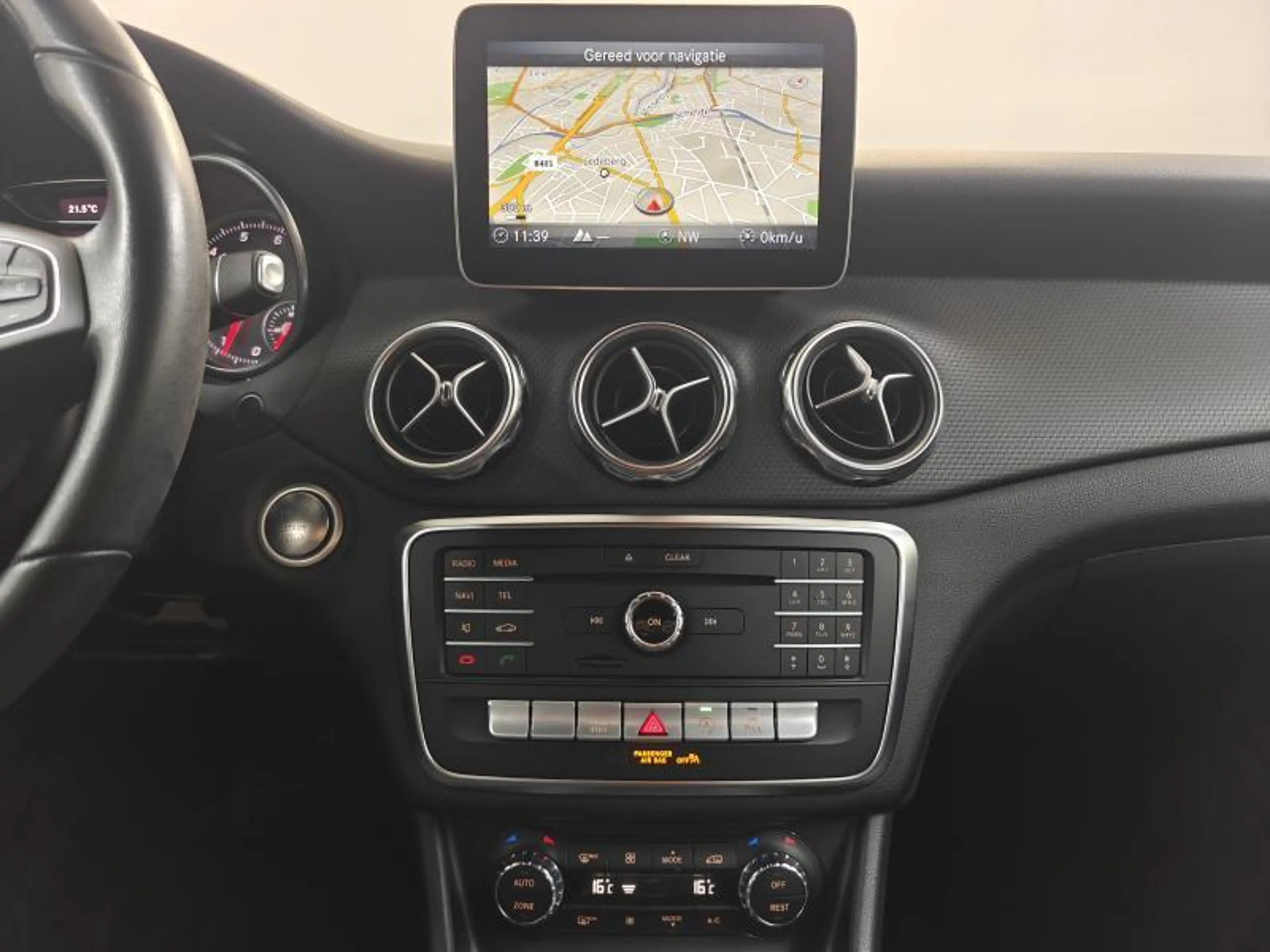 Mercedes-Benz GLA 180 Business Solution — photo 8