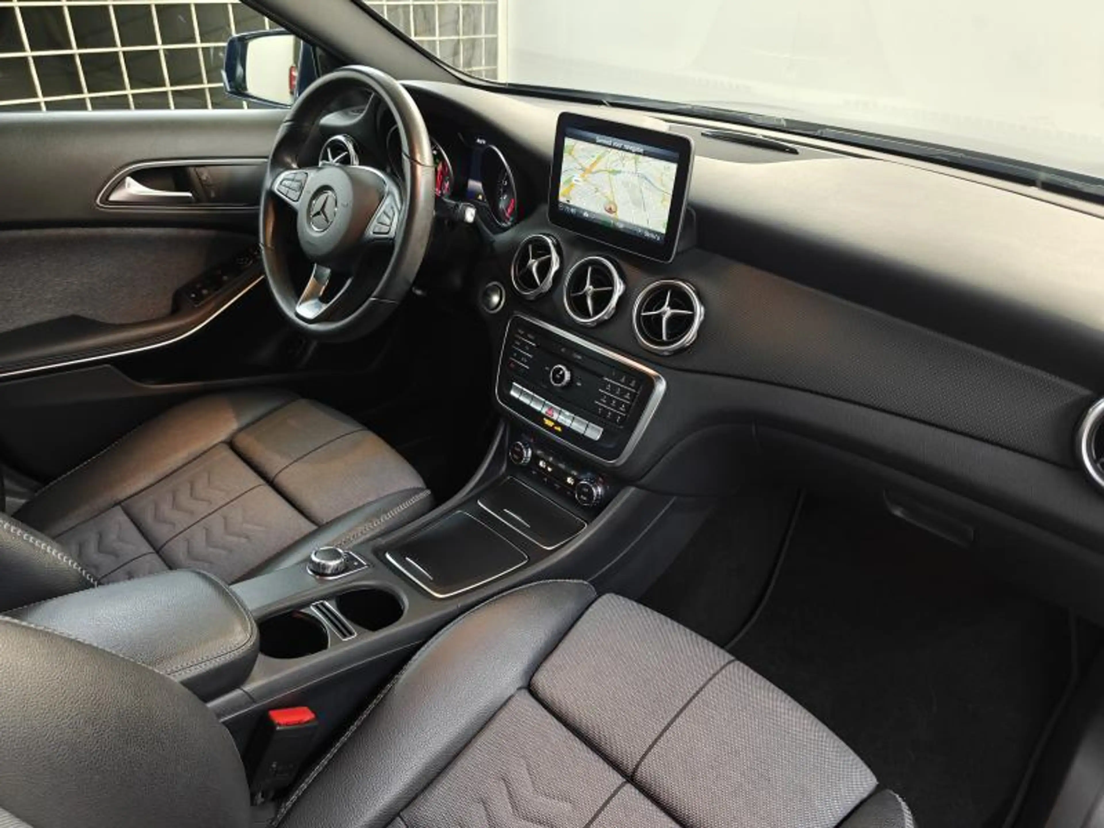 Mercedes-Benz GLA 180 Business Solution — photo 14