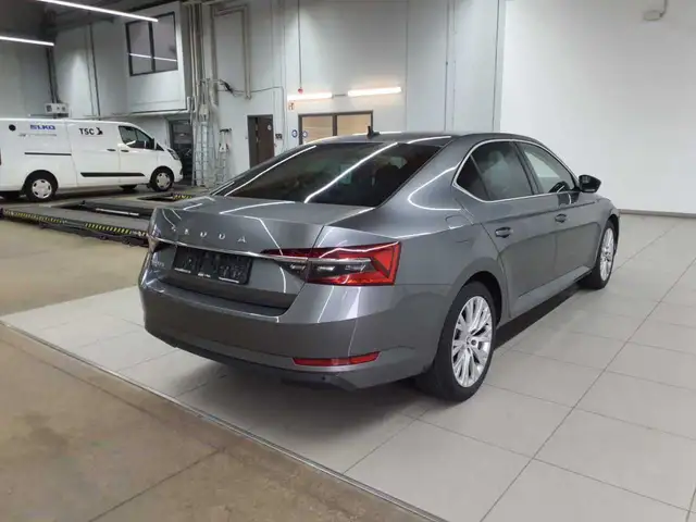 Skoda Superb view 11