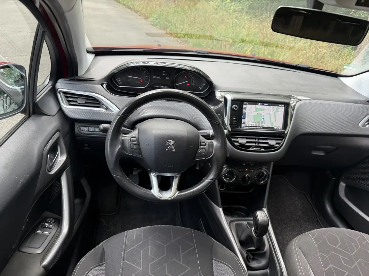 Peugeot 2008 1.2 PureT. Blue Lion airco navi pano Rood - 2