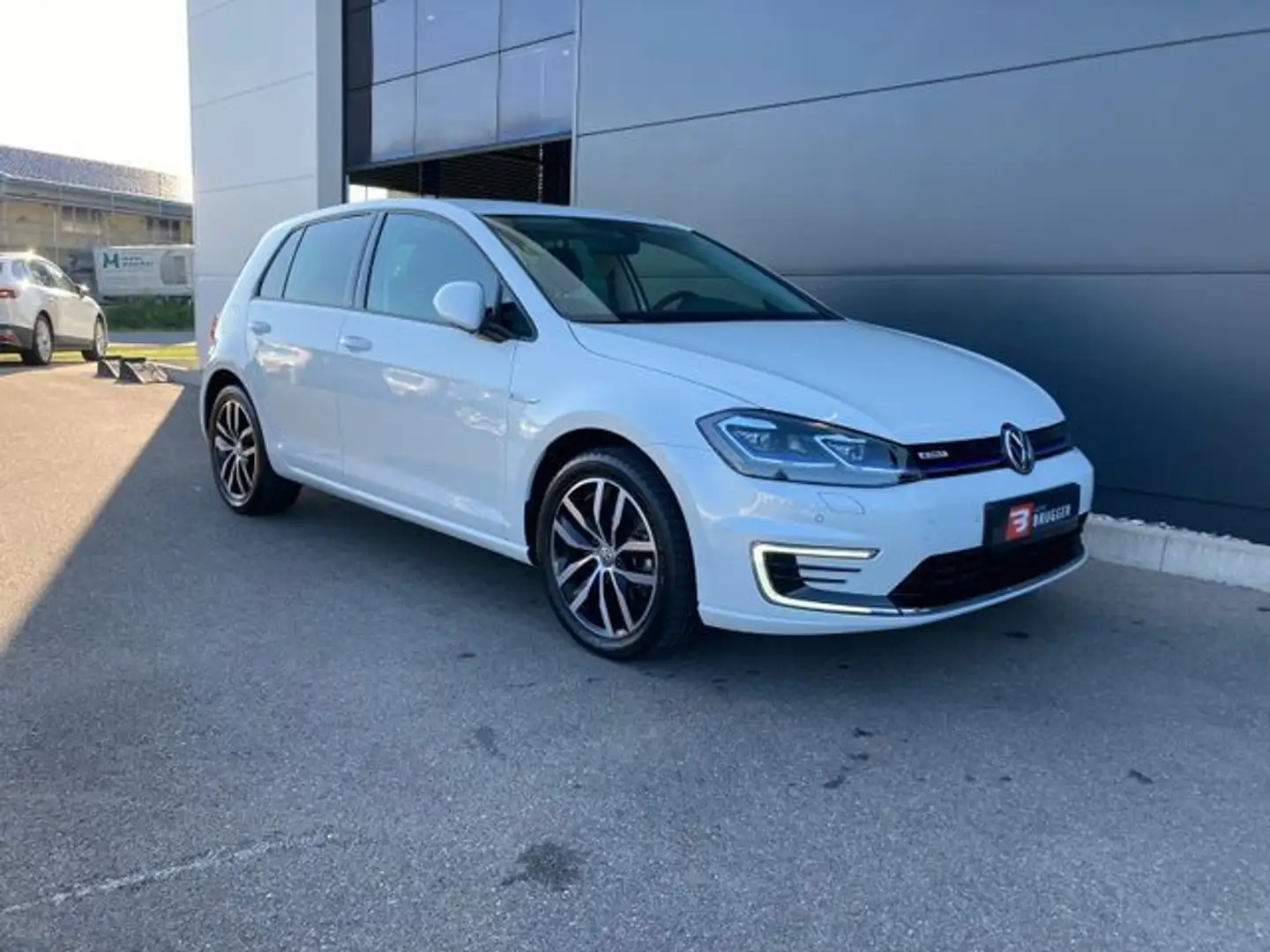 Volkswagen Golf 100 kW LED NAVI Wärmepumpe Klima Shzg CarPlay Weiß - 2