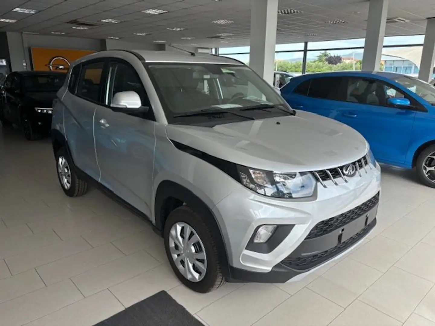 Mahindra KUV100 1.2 K6+ Plateado - 1