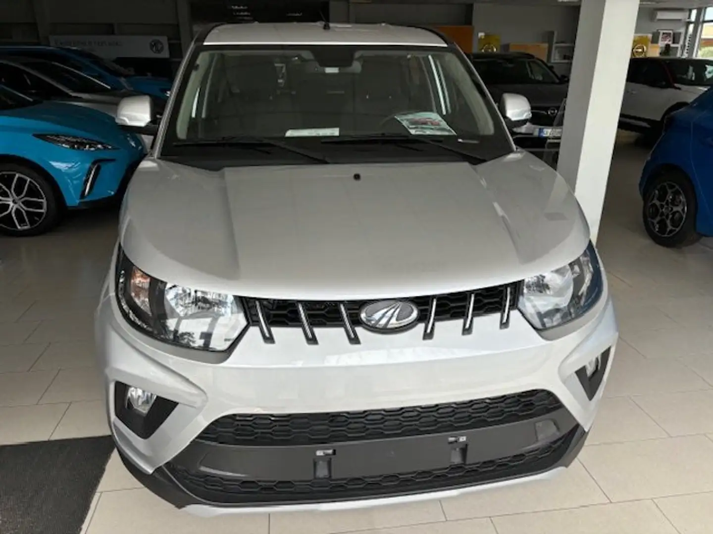 Mahindra KUV100 1.2 K6+ Plateado - 2