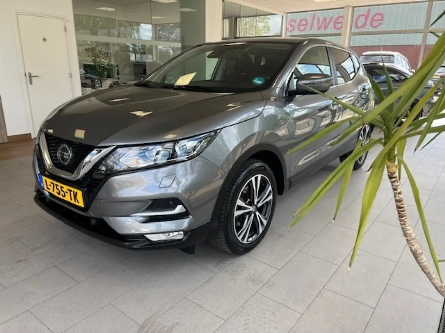 Nissan Qashqai 1.3 DIG-T N-Connecta 140pk Gris - 1