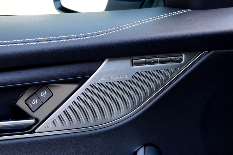 Jaguar F-Pace F-PACE AWD *R-DYNAMIC* WERKSGARANTIE 03.28 — photo 14