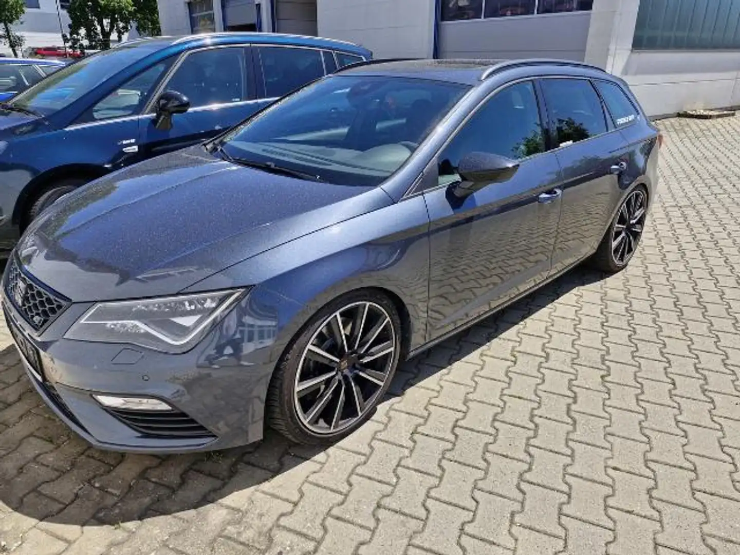 SEAT Leon ST 2,0 TSI Cupra 4Drive DSG Grau - 1