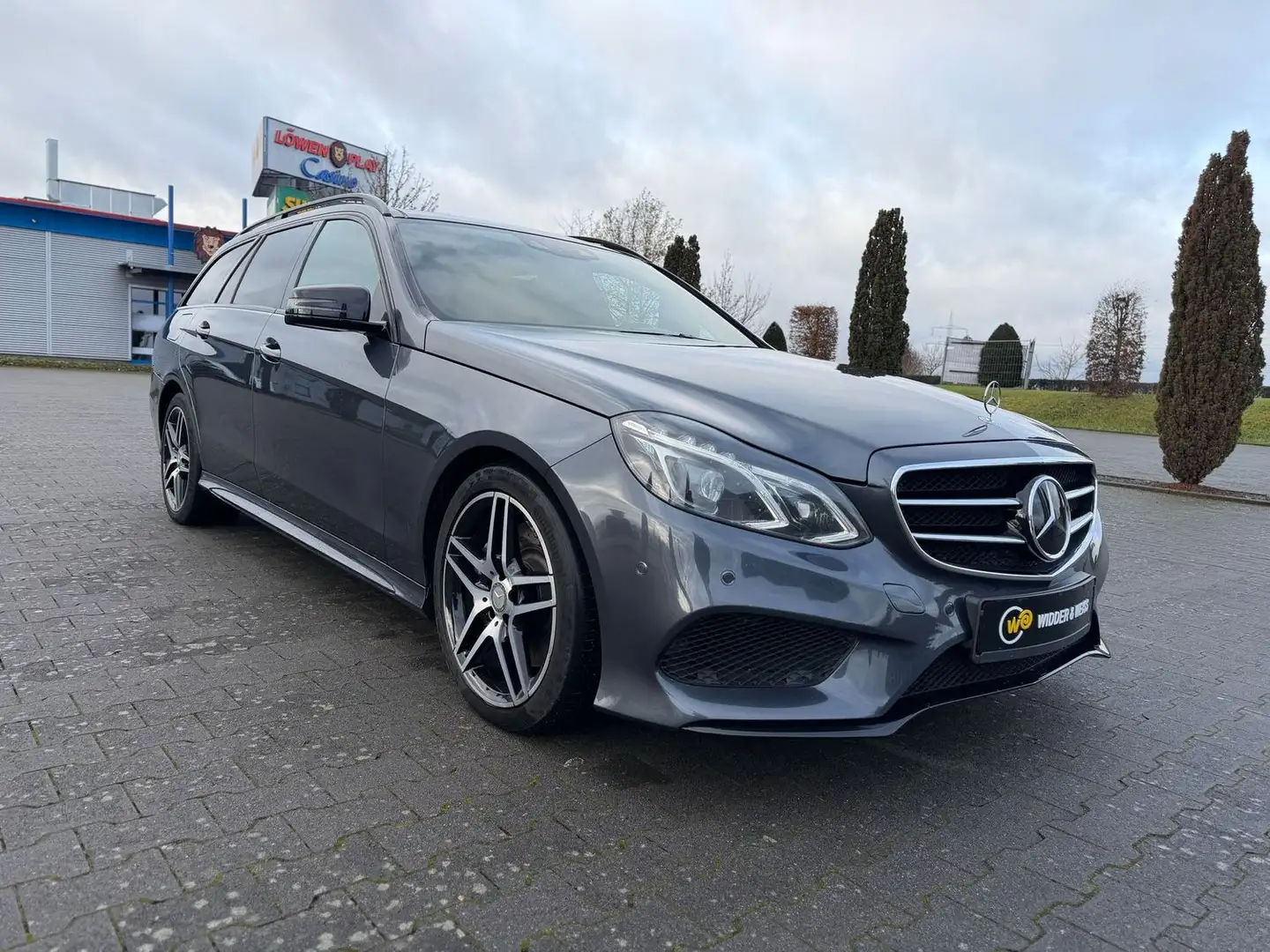 Mercedes-Benz E 350 4 Matic AMG-LINE PANO/KAMERA/H&K/STNDHZG Gris - 2