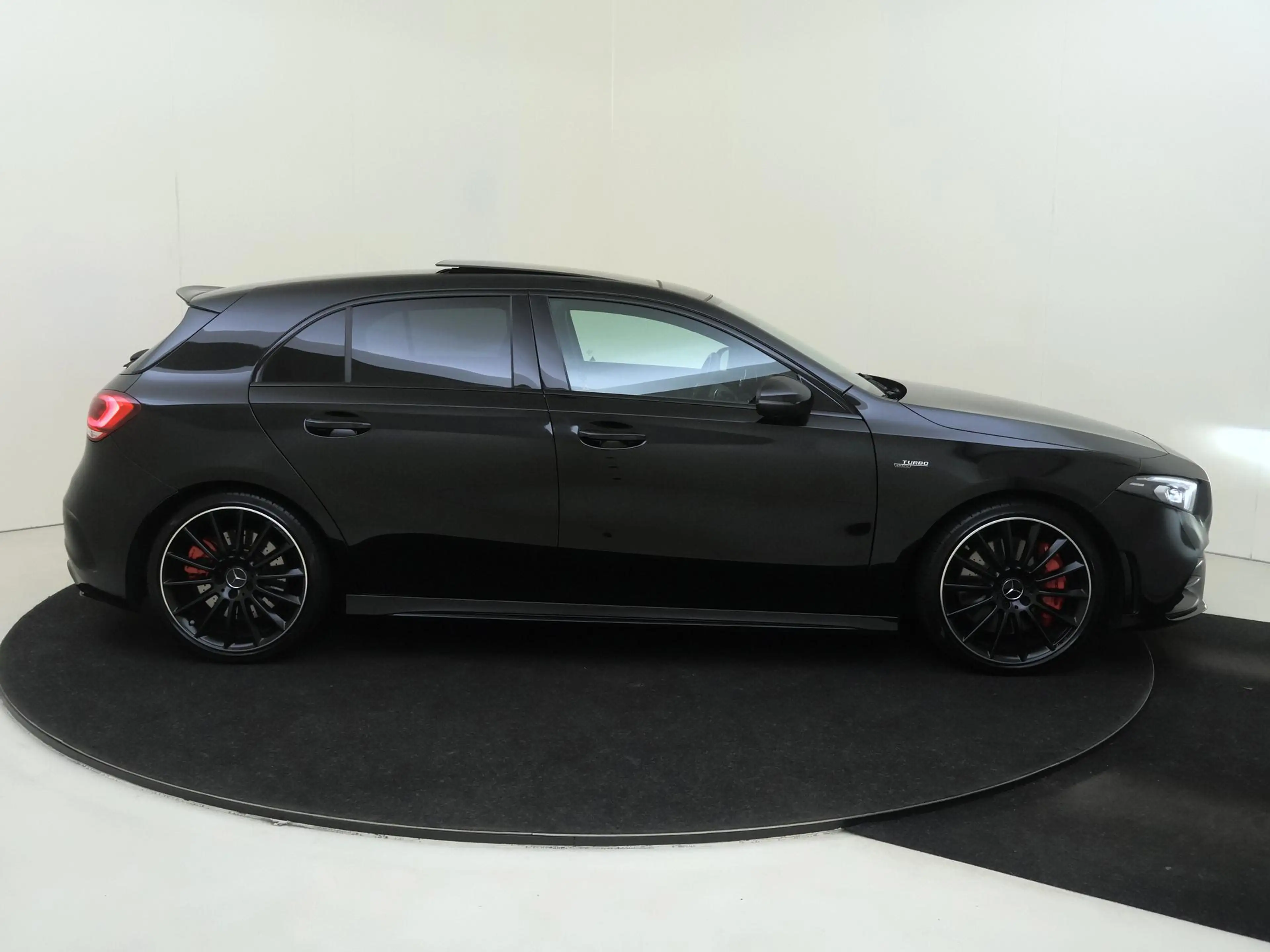 Mercedes-Benz A 35 AMG 4MATIC / Panoramadak/ Night/ 19 inch/ Sfeerverlich — photo 9