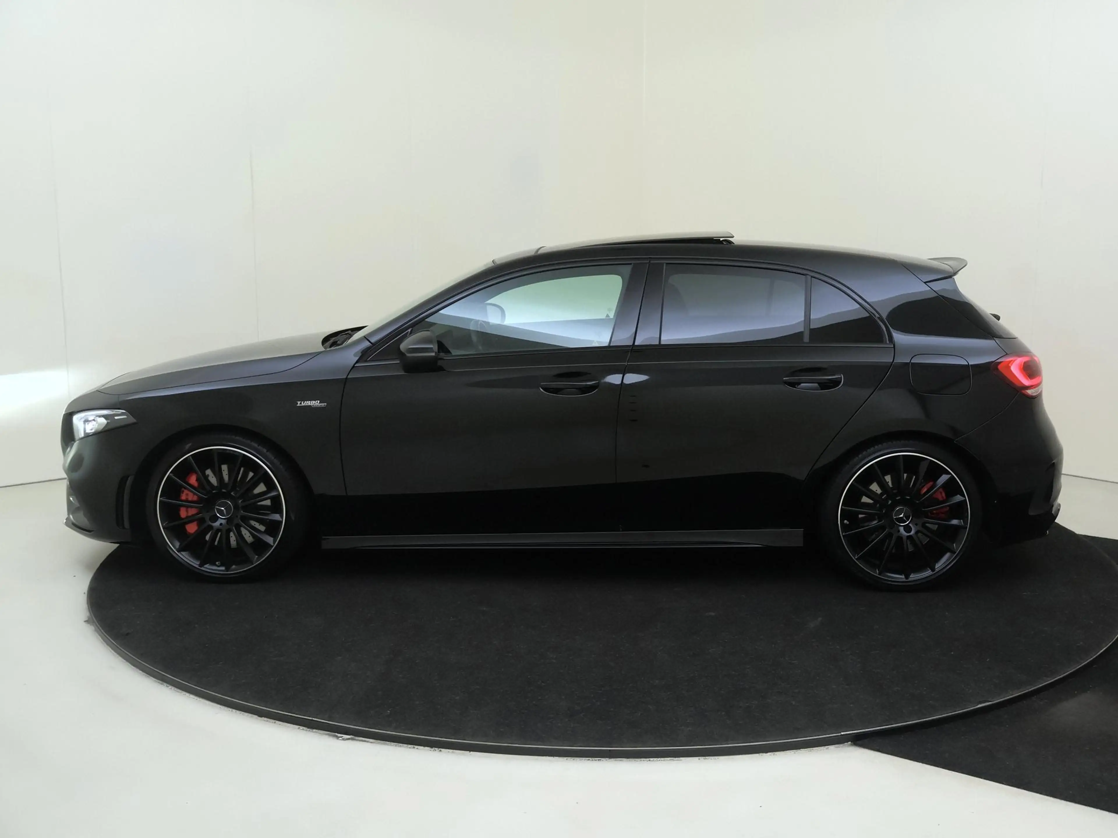 Mercedes-Benz A 35 AMG 4MATIC / Panoramadak/ Night/ 19 inch/ Sfeerverlich — photo 8