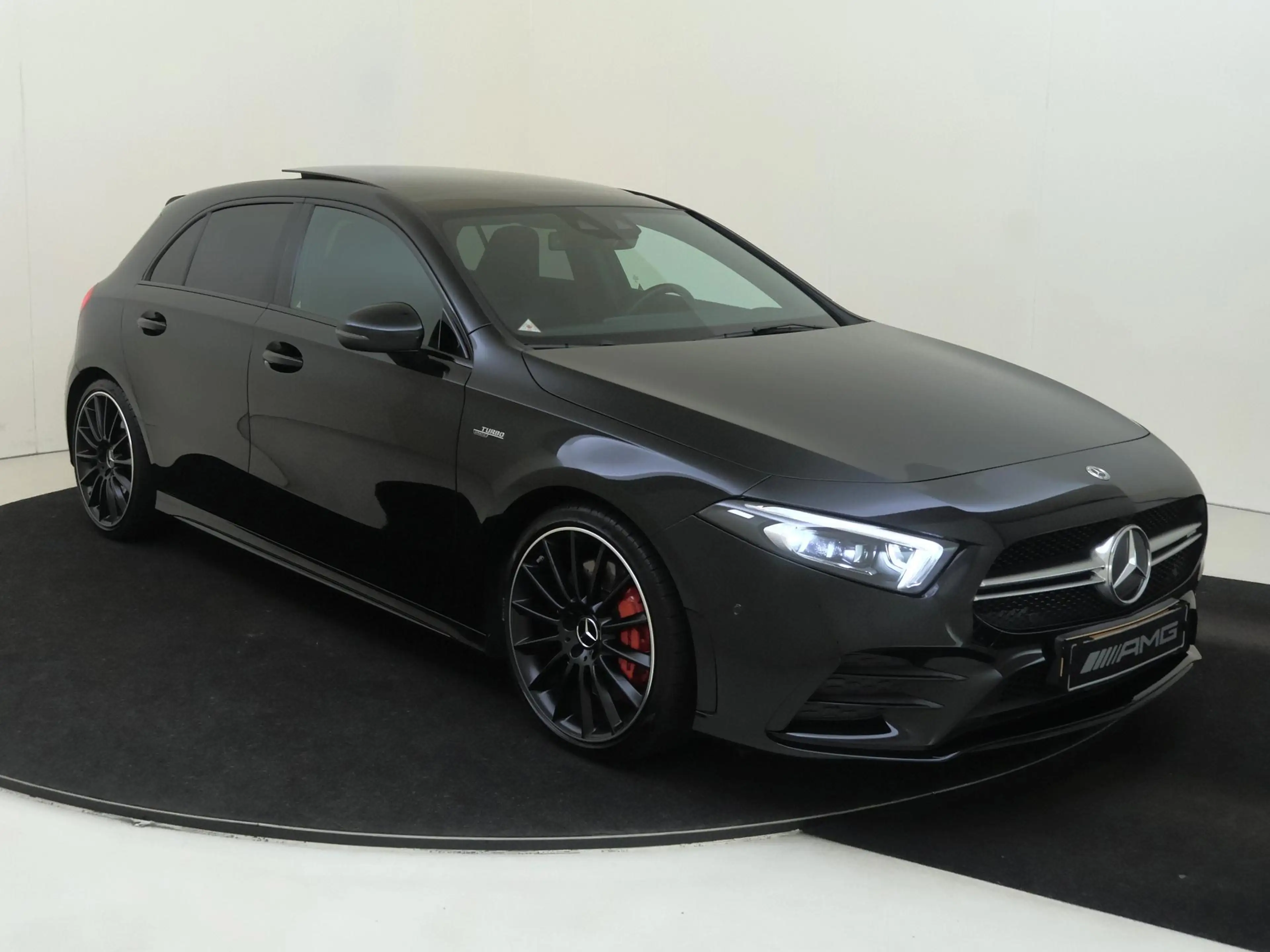 Mercedes-Benz A 35 AMG 4MATIC / Panoramadak/ Night/ 19 inch/ Sfeerverlich — photo 2