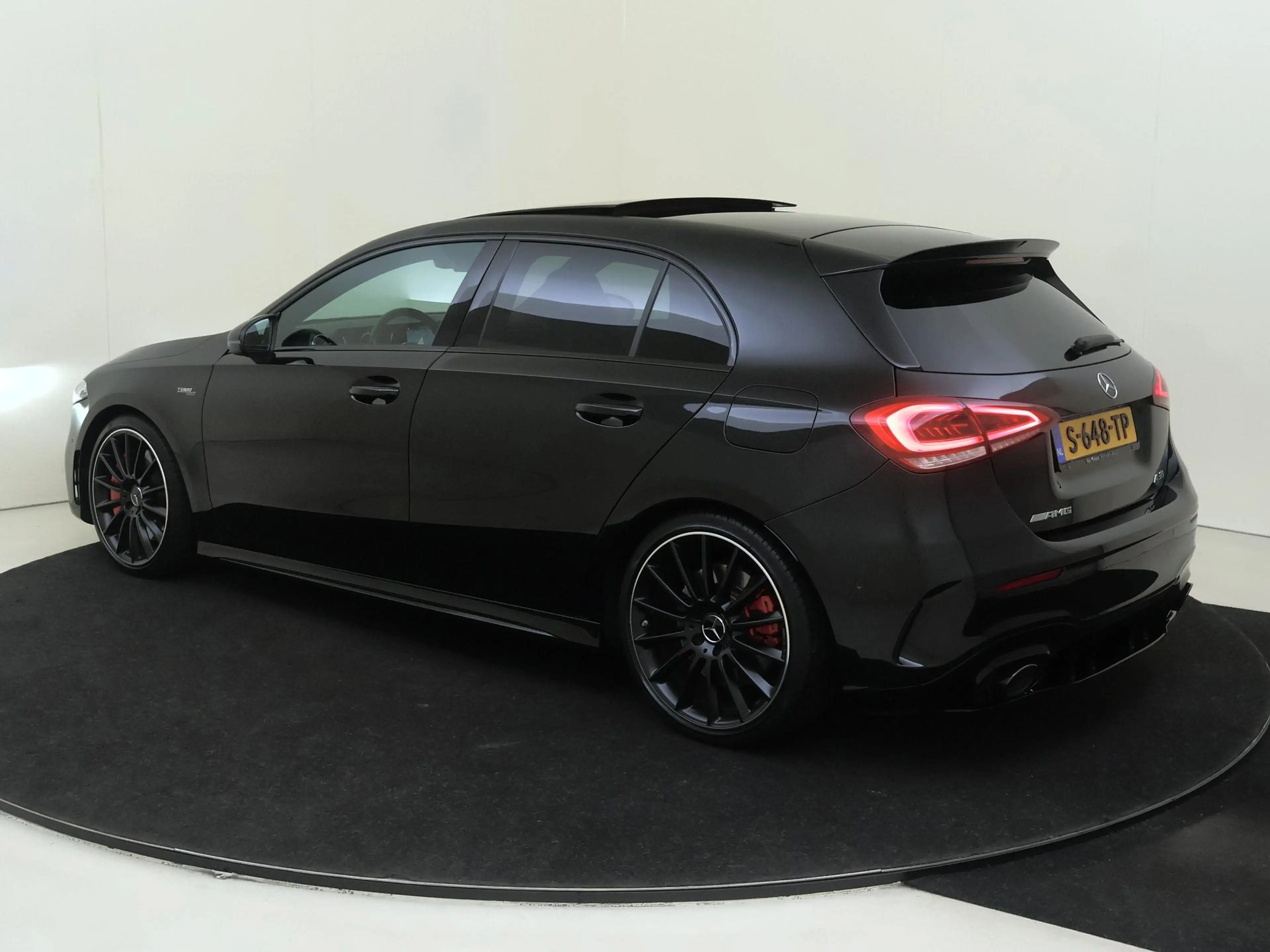 Mercedes-Benz A 35 AMG 4MATIC / Panoramadak/ Night/ 19 inch/ Sfeerverlich — photo 3