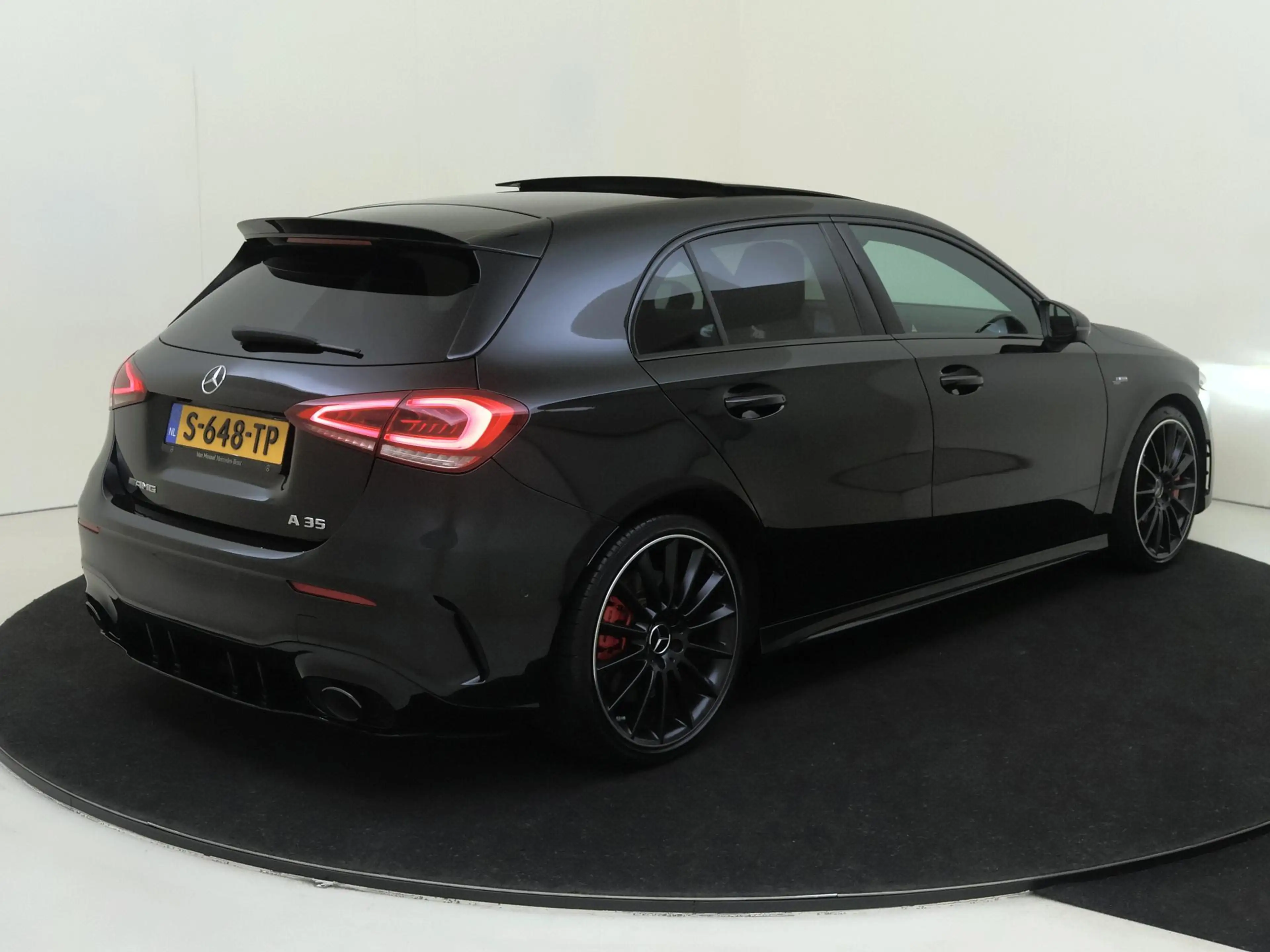 Mercedes-Benz A 35 AMG 4MATIC / Panoramadak/ Night/ 19 inch/ Sfeerverlich — photo 4