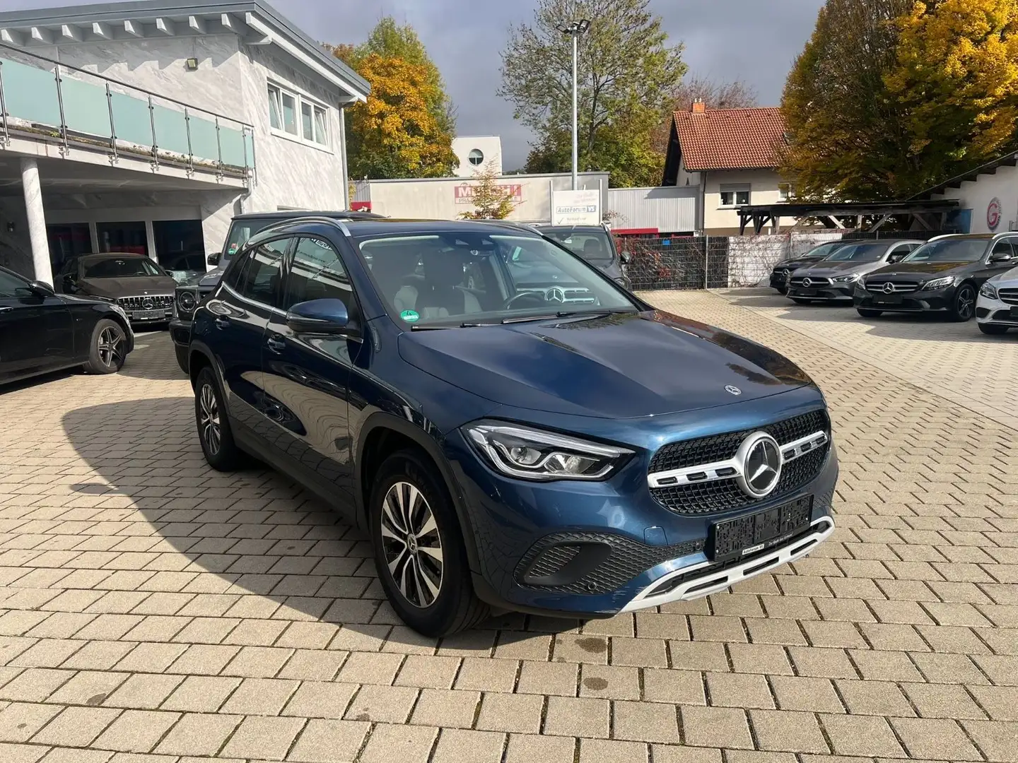 Mercedes-Benz GLA 200 4Matic*MBUX*LED*RCAM*AHK Bleu - 2