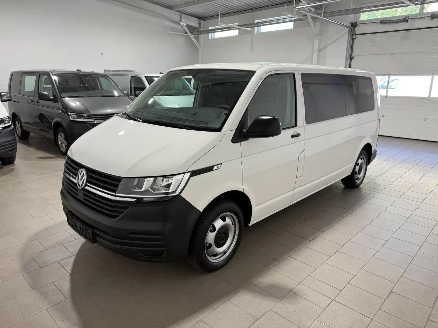 Volkswagen T6.1 Kombi (9-Si.),4Motion,lang,Klima,Radio,AHK Weiß - 2