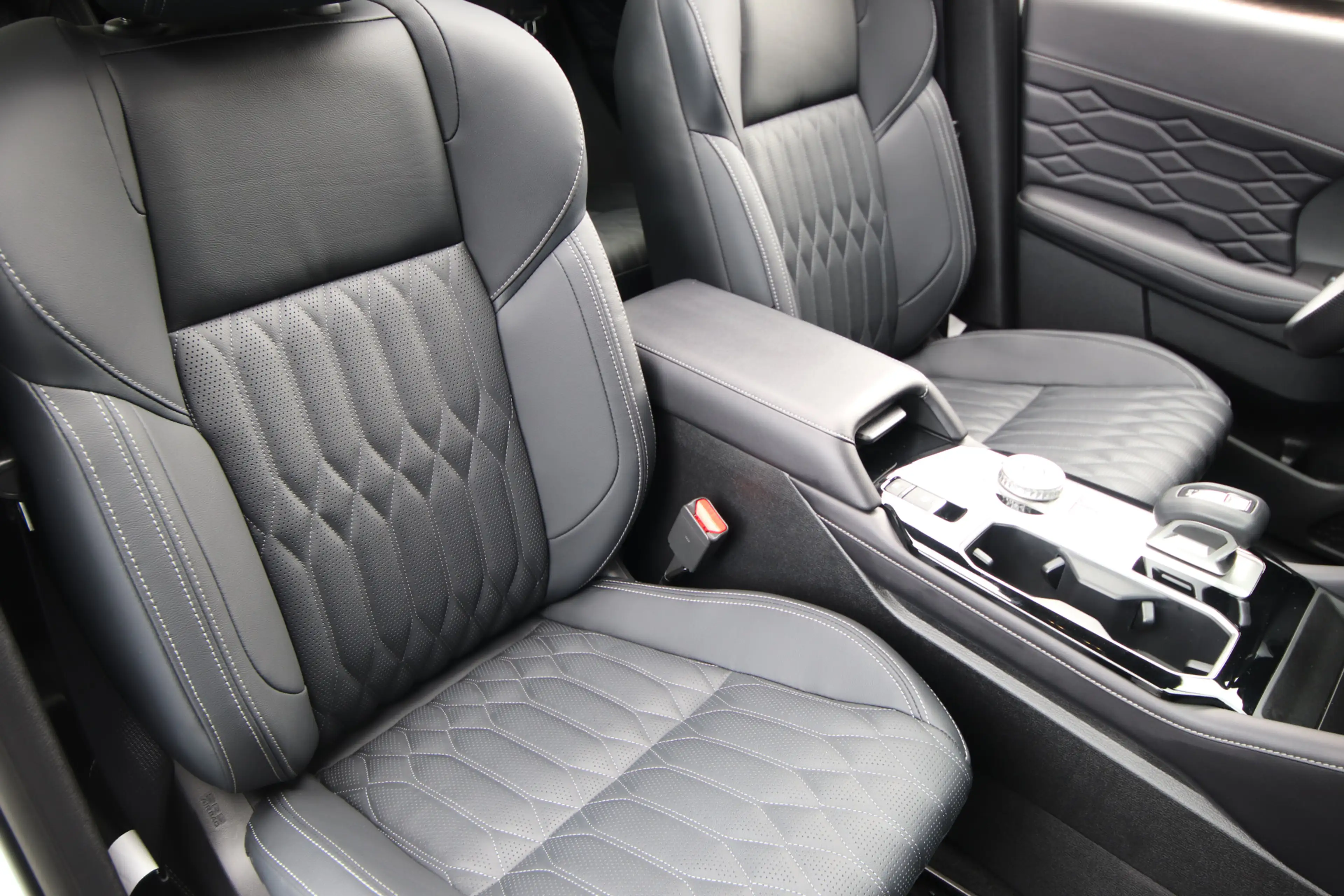 Mitsubishi Outlander 2.4 PHEV Instyle Limited Edition Pano, Adaptieve k — photo 3