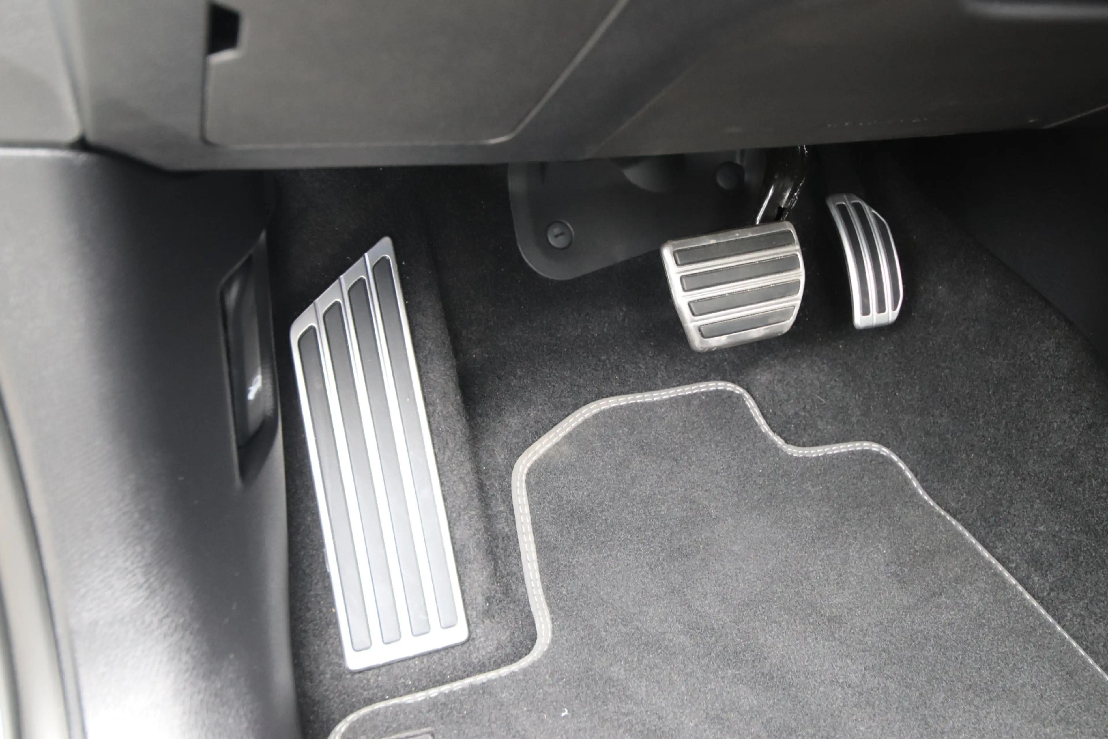 Mitsubishi Outlander 2.4 PHEV Instyle Limited Edition Pano, Adaptieve k — photo 13