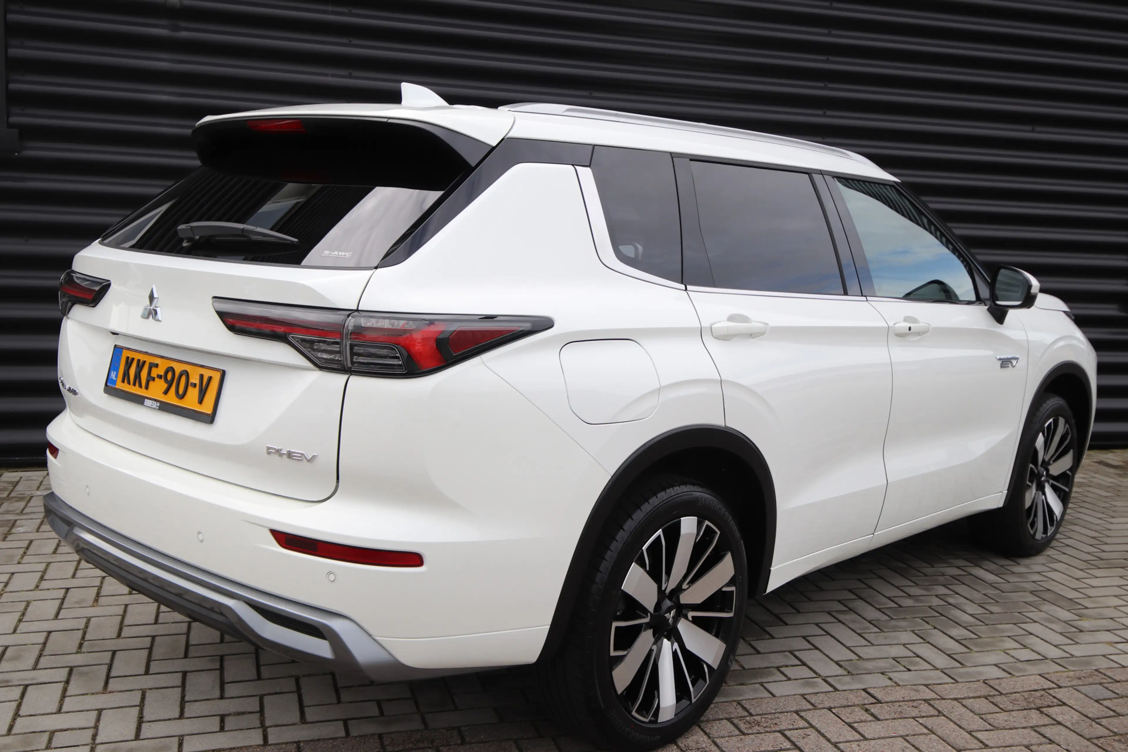 Mitsubishi Outlander 2.4 PHEV Instyle Limited Edition Pano, Adaptieve k — photo 2