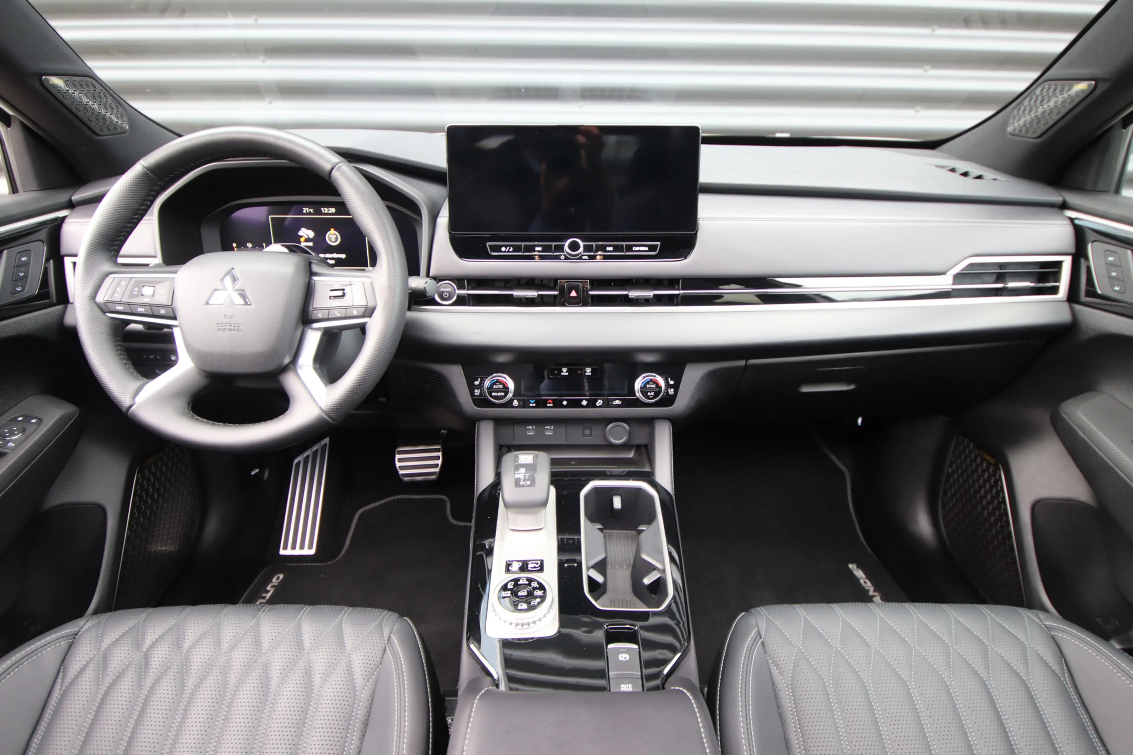 Mitsubishi Outlander 2.4 PHEV Instyle Limited Edition Pano, Adaptieve k — photo 4