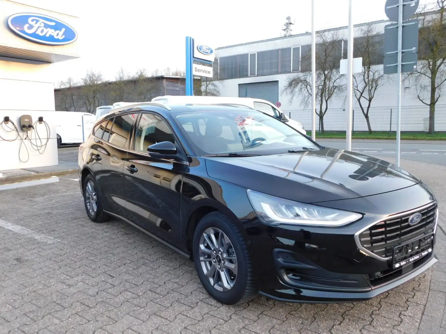 Ford Focus Turnier Titanium X Diesel Autom. / AHK Schwarz - 1