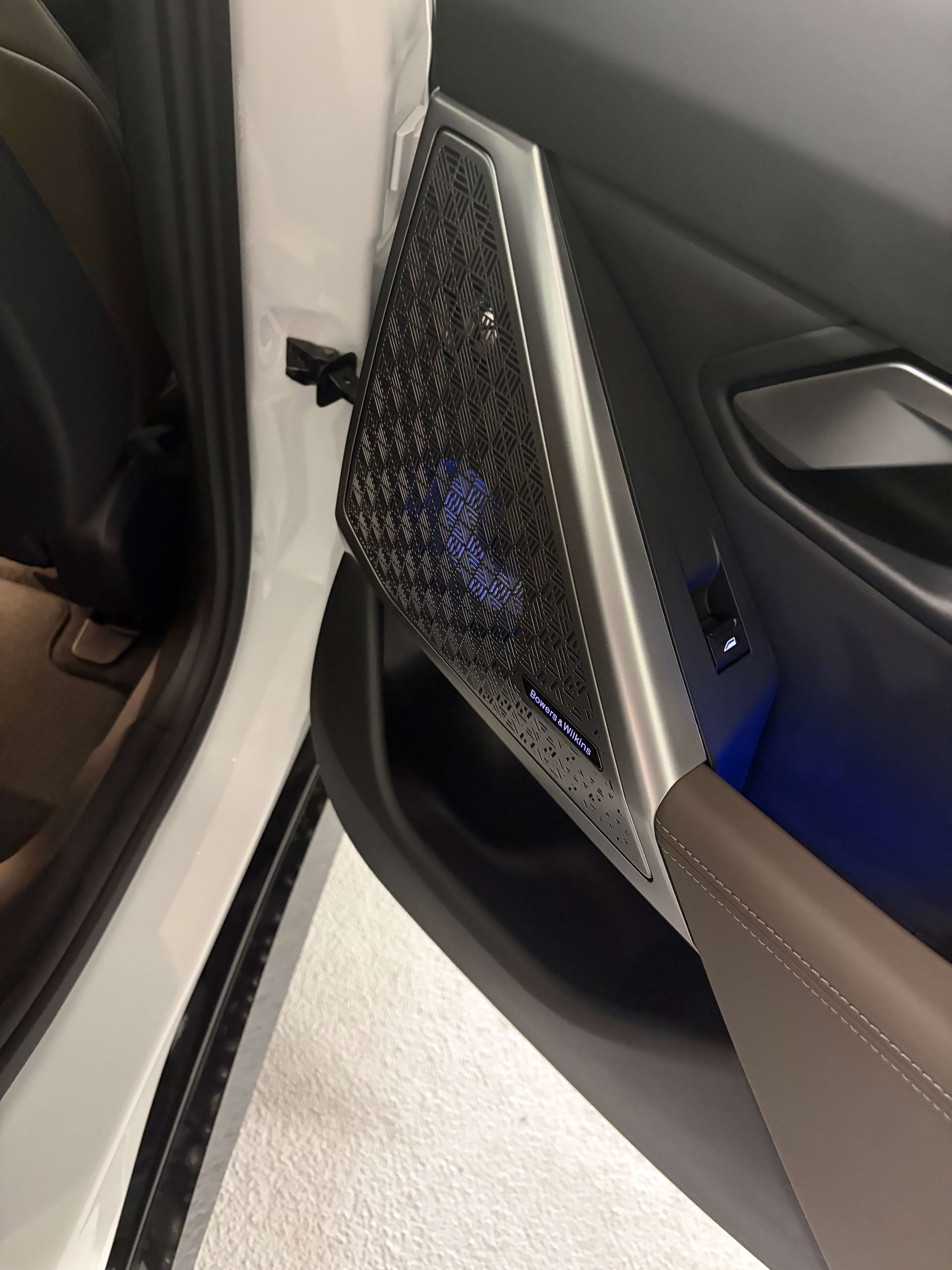 2024 BMW 5 Series xDrive thumb 13