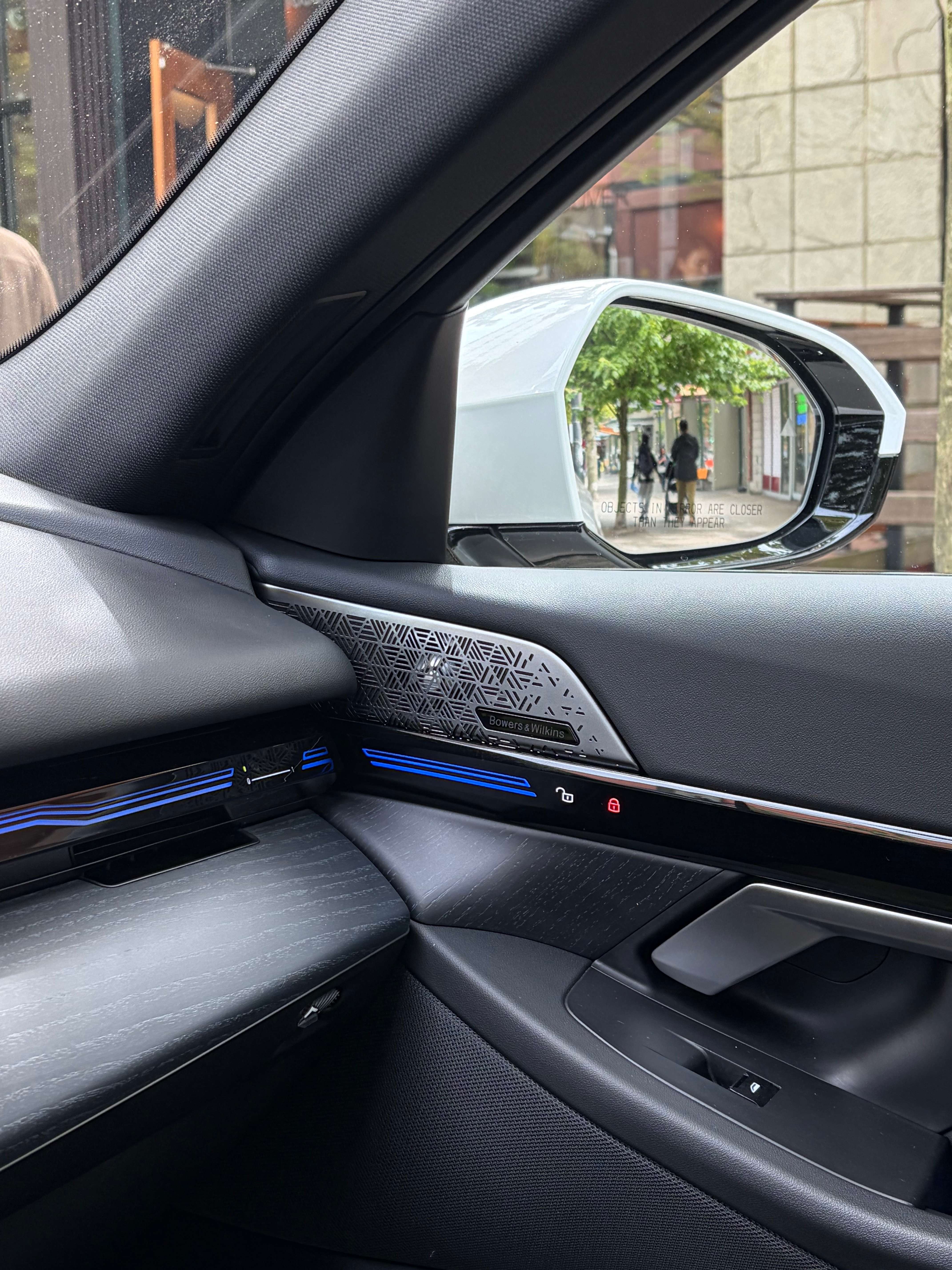 2024 BMW 5 Series xDrive thumb 9