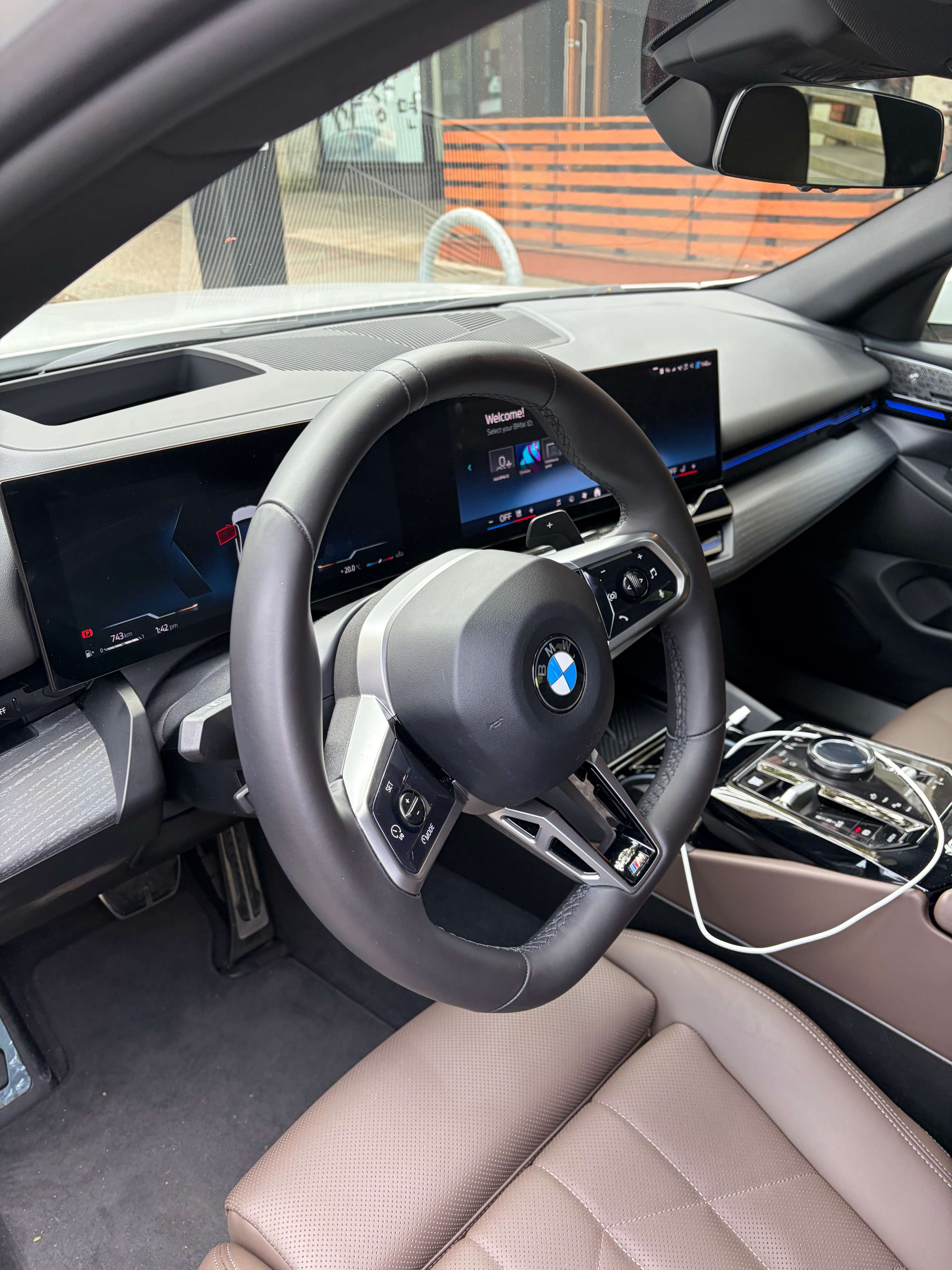 2024 BMW 5 Series xDrive alt 3