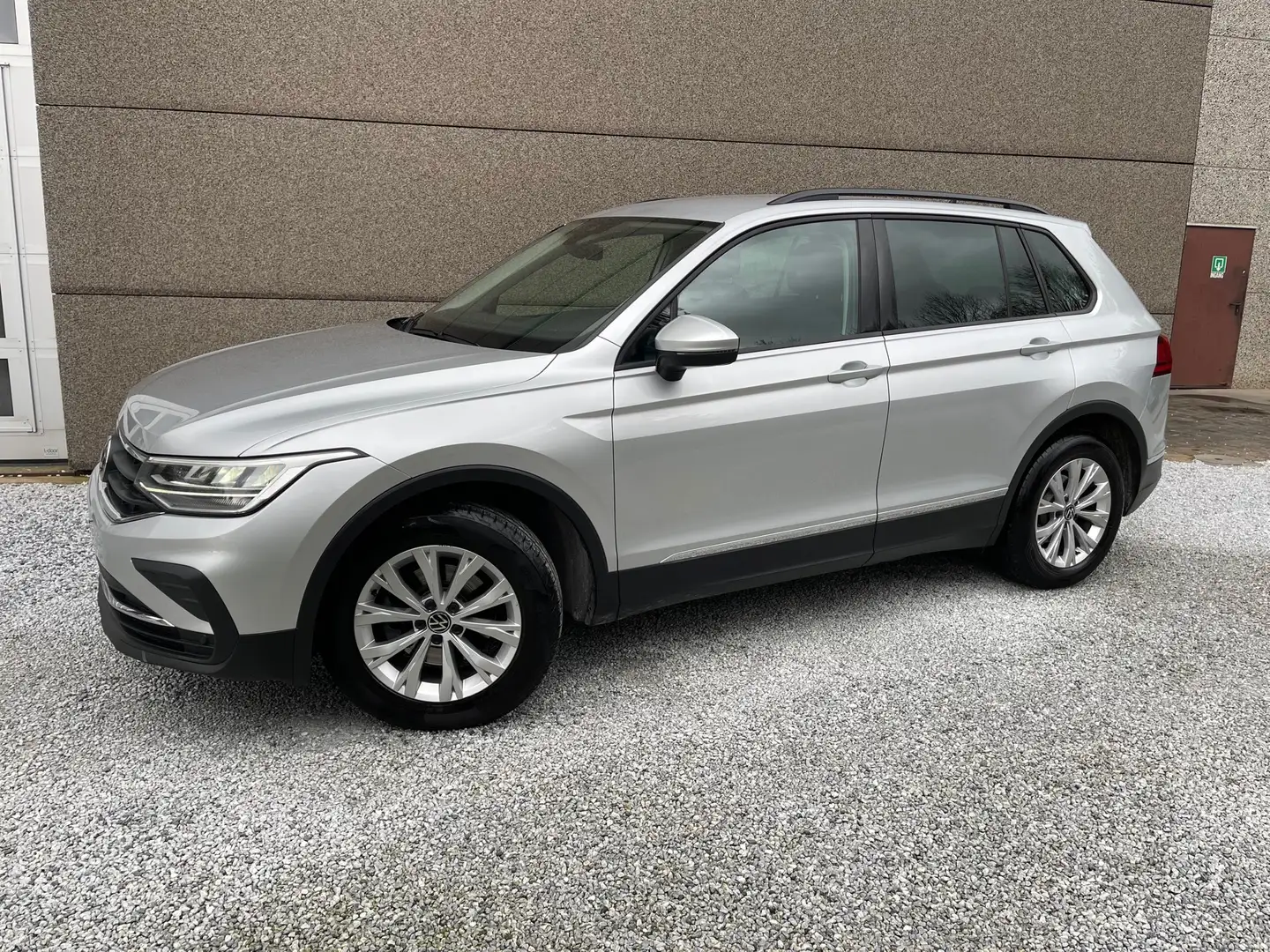 Volkswagen Tiguan 2.0 TDi DSG NEW MODEL 2021 Gris - 2