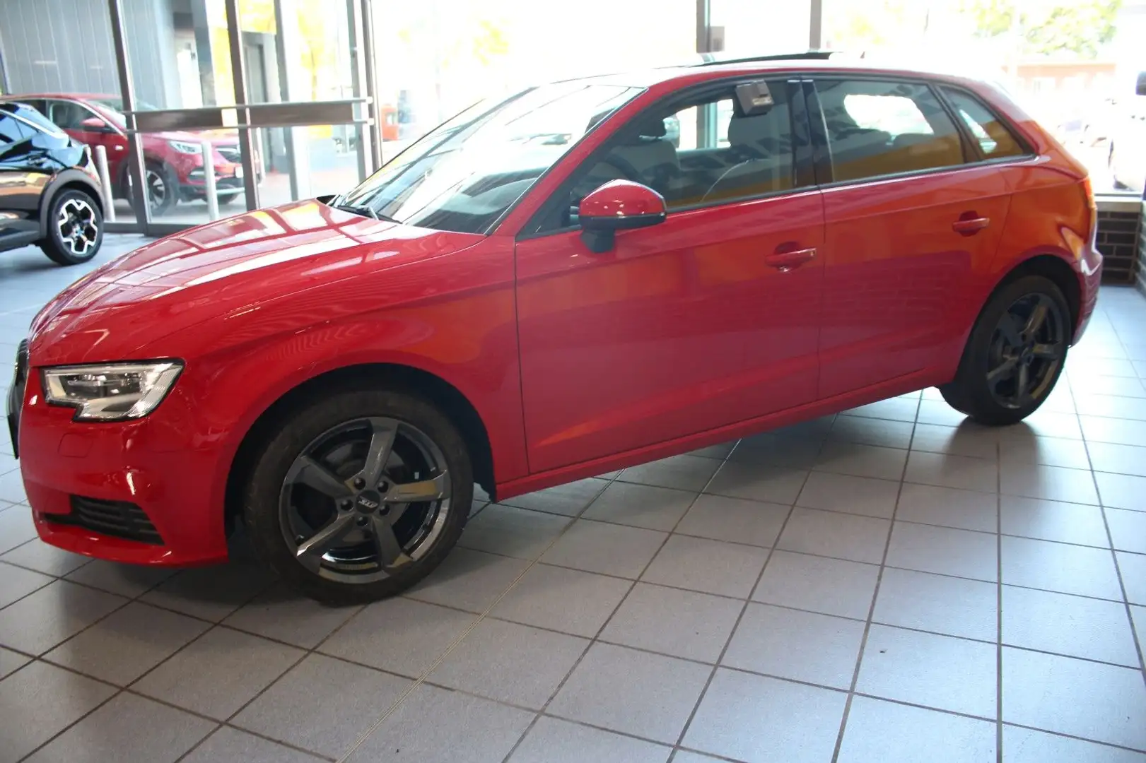 Audi A3 Sportback  Navi Xenon Panoramadach Bluetooth Rot - 2