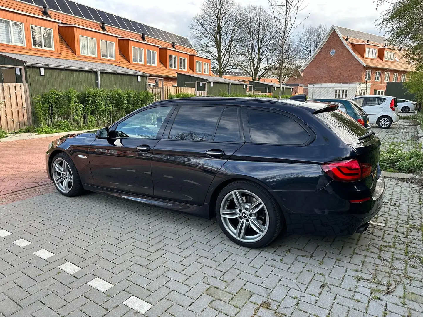 BMW 530 530d High Executive Zwart - 2