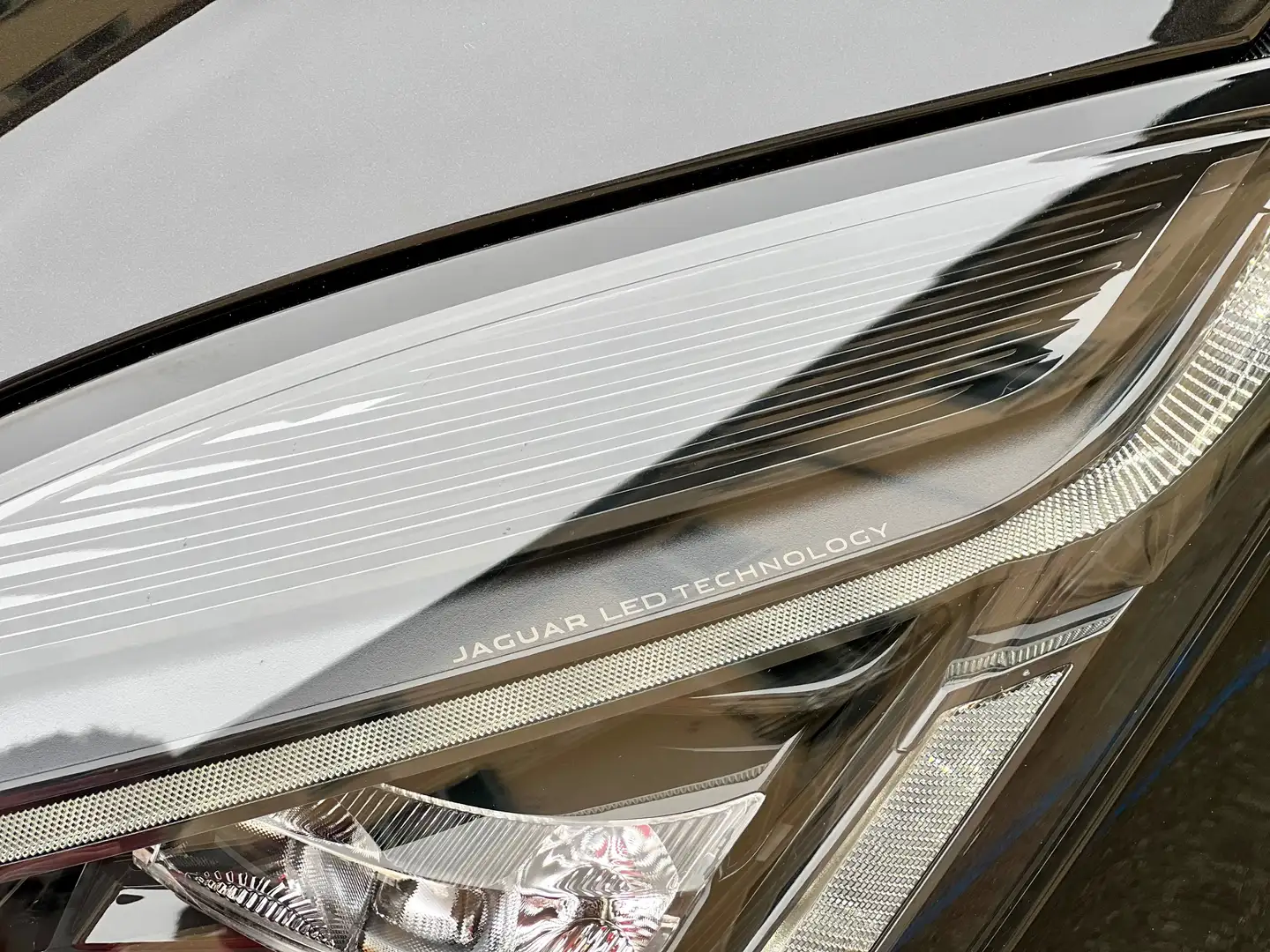 Jaguar E-Pace 2.0 D I4 MHEV 204cv aut. AWD R-Dynamic HSE KM CERT Nero - 2