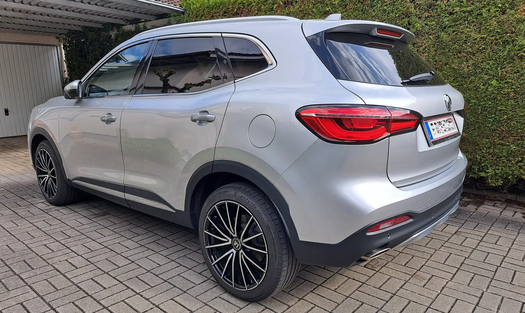 MG EHS EHS 1,5T GDI PHEV Luxury Aut. Luxury Silber - 2