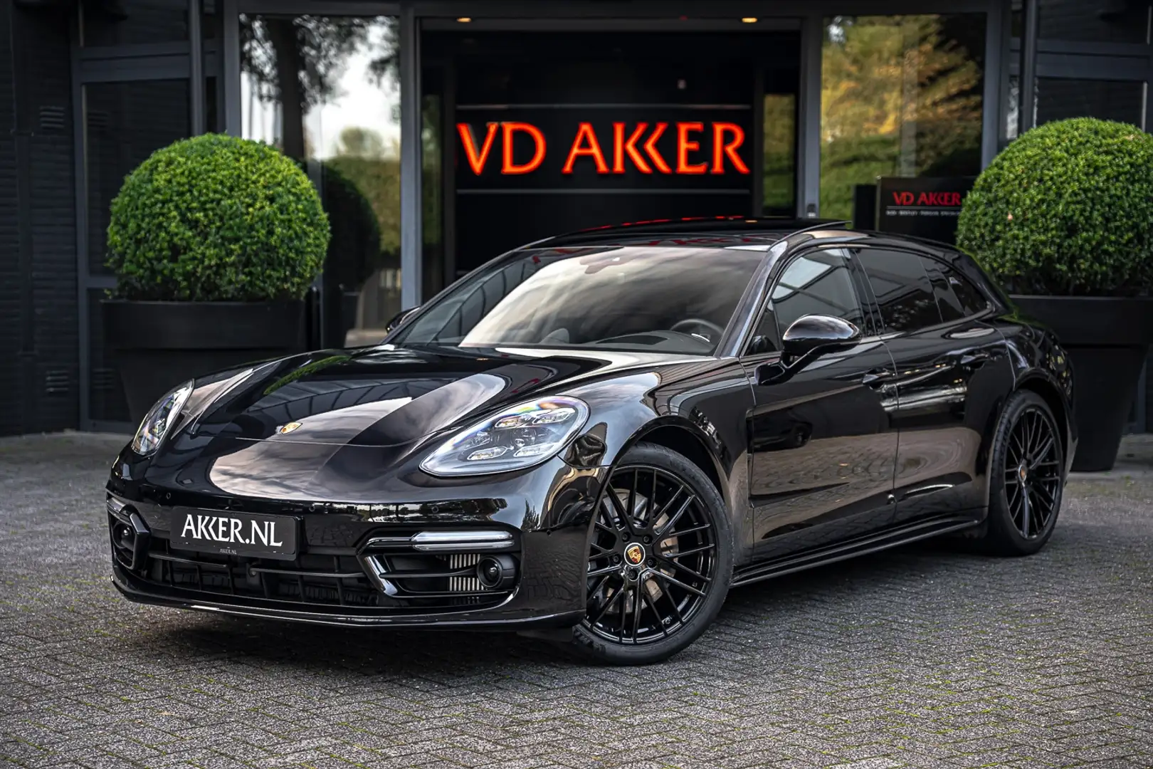 Porsche Panamera 4 E-Hybrid Sport Turismo Platinum Edition SportDes Zwart - 1
