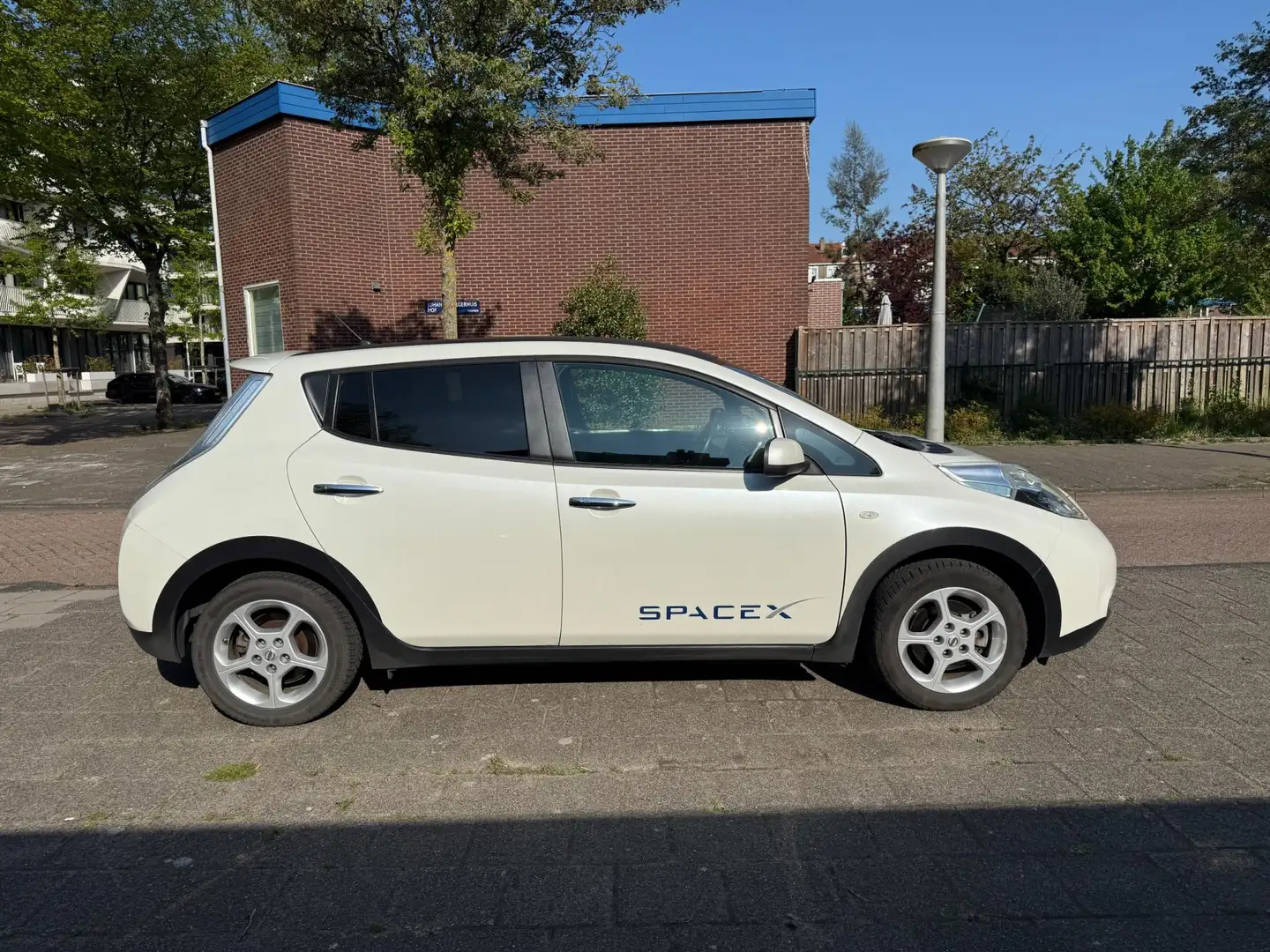 Nissan Leaf Tekna 24 kWh Black Leather White Metallic Bílá - 2