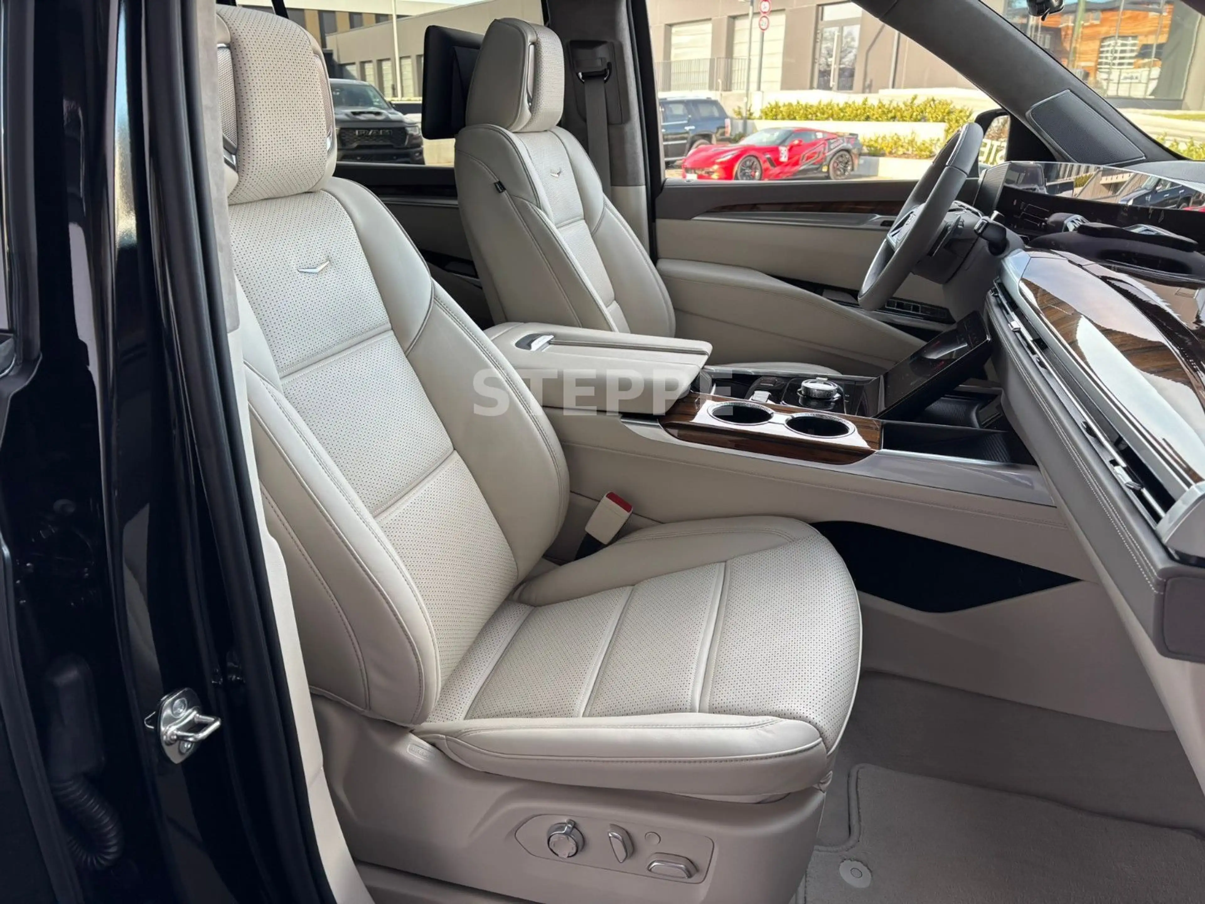 Cadillac Escalade FACELIFT MY26 6.2 V8 ESV Sport Platinum — photo 12