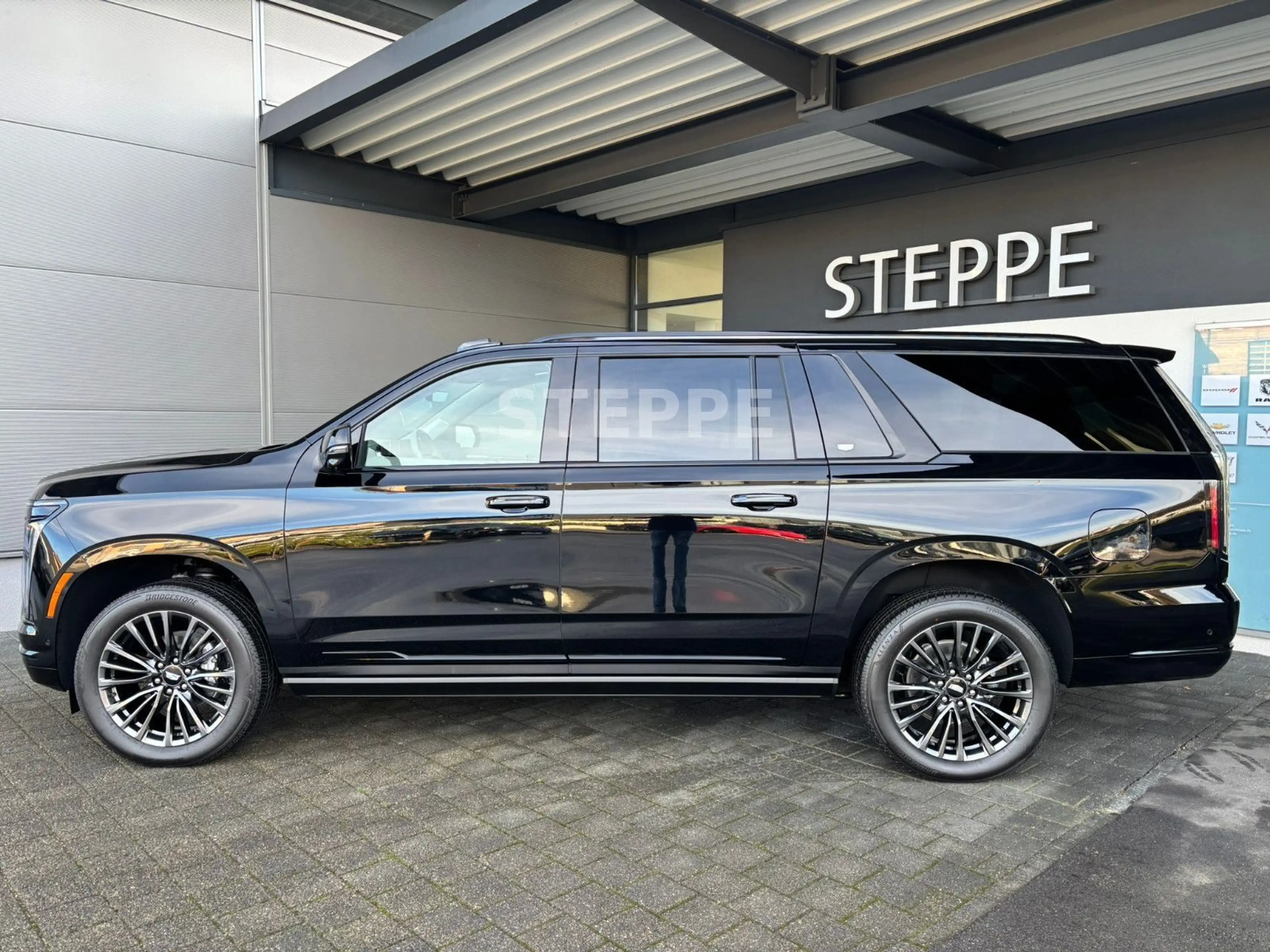 Cadillac Escalade FACELIFT MY26 6.2 V8 ESV Sport Platinum — photo 3