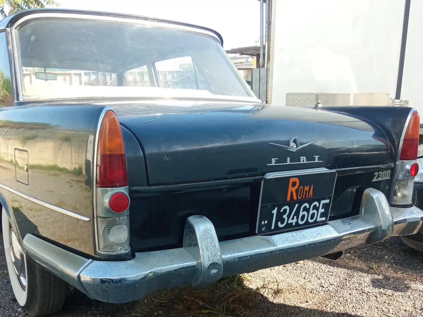 Fiat 2300 Schwarz - 2