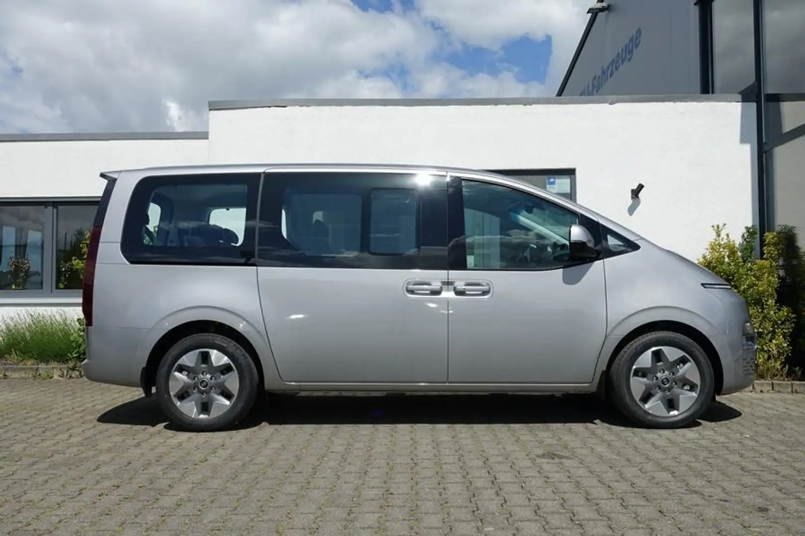 Hyundai STARIA HYBRID 215PS 9Sitz/18Zoll/Sitz+Lenkrdhzg. Argintiu - 2