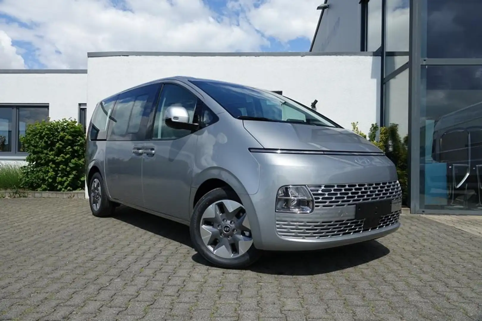 Hyundai STARIA HYBRID 215PS 9Sitz/18Zoll/Sitz+Lenkrdhzg. Argintiu - 1