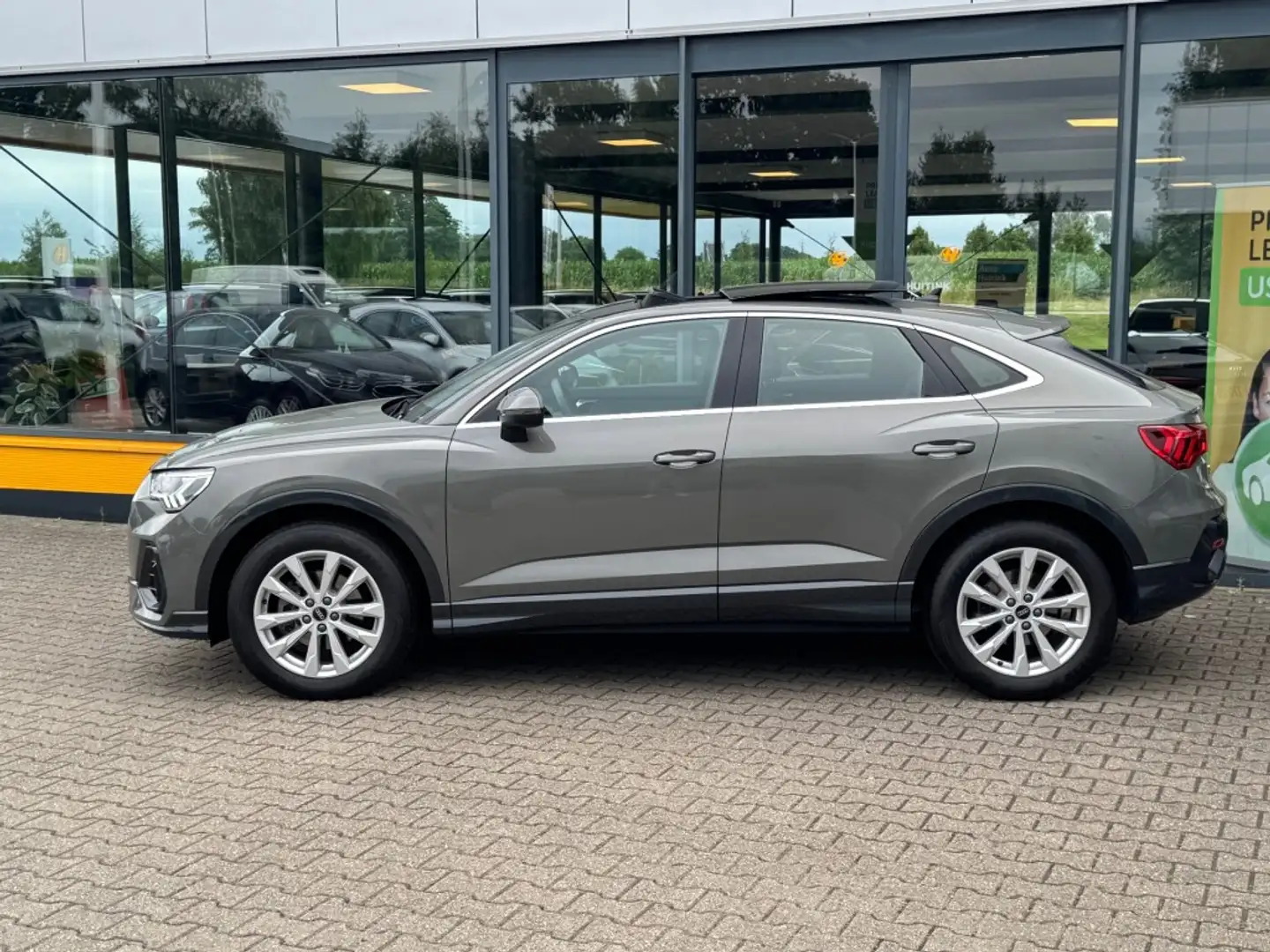 Audi Q3 35 TFSI 150 pk S-tronic  2x S line - panoramadak Grijs - 2