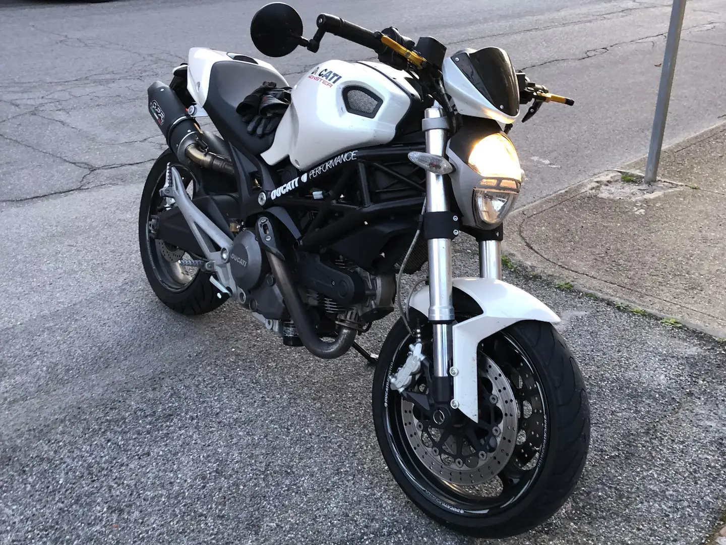 Ducati Monster 696 White - 2