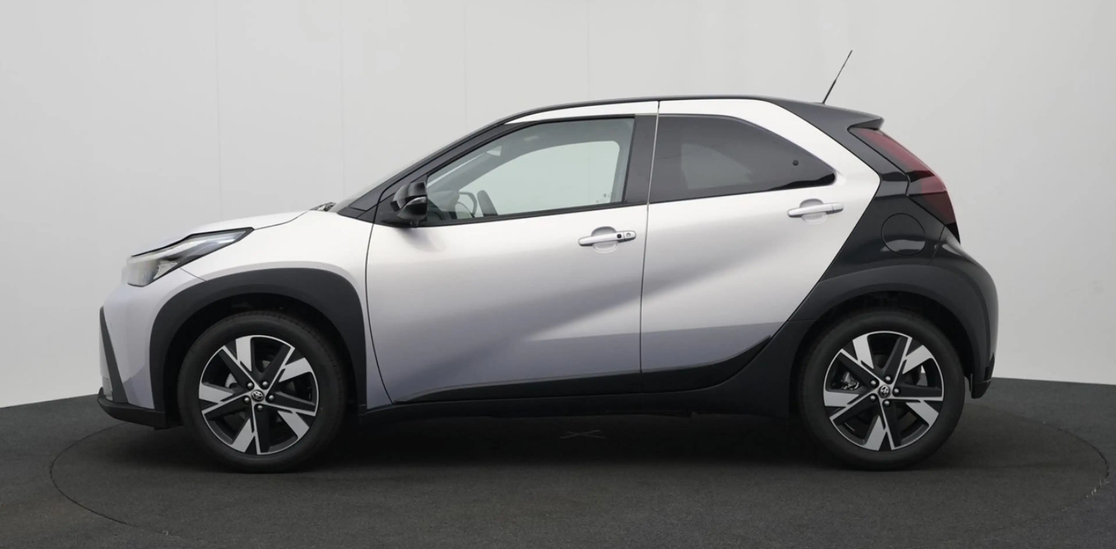 Toyota Aygo X Hybrid 115 pulse Automaat ** Stoelverwarming ** Ca — photo 4