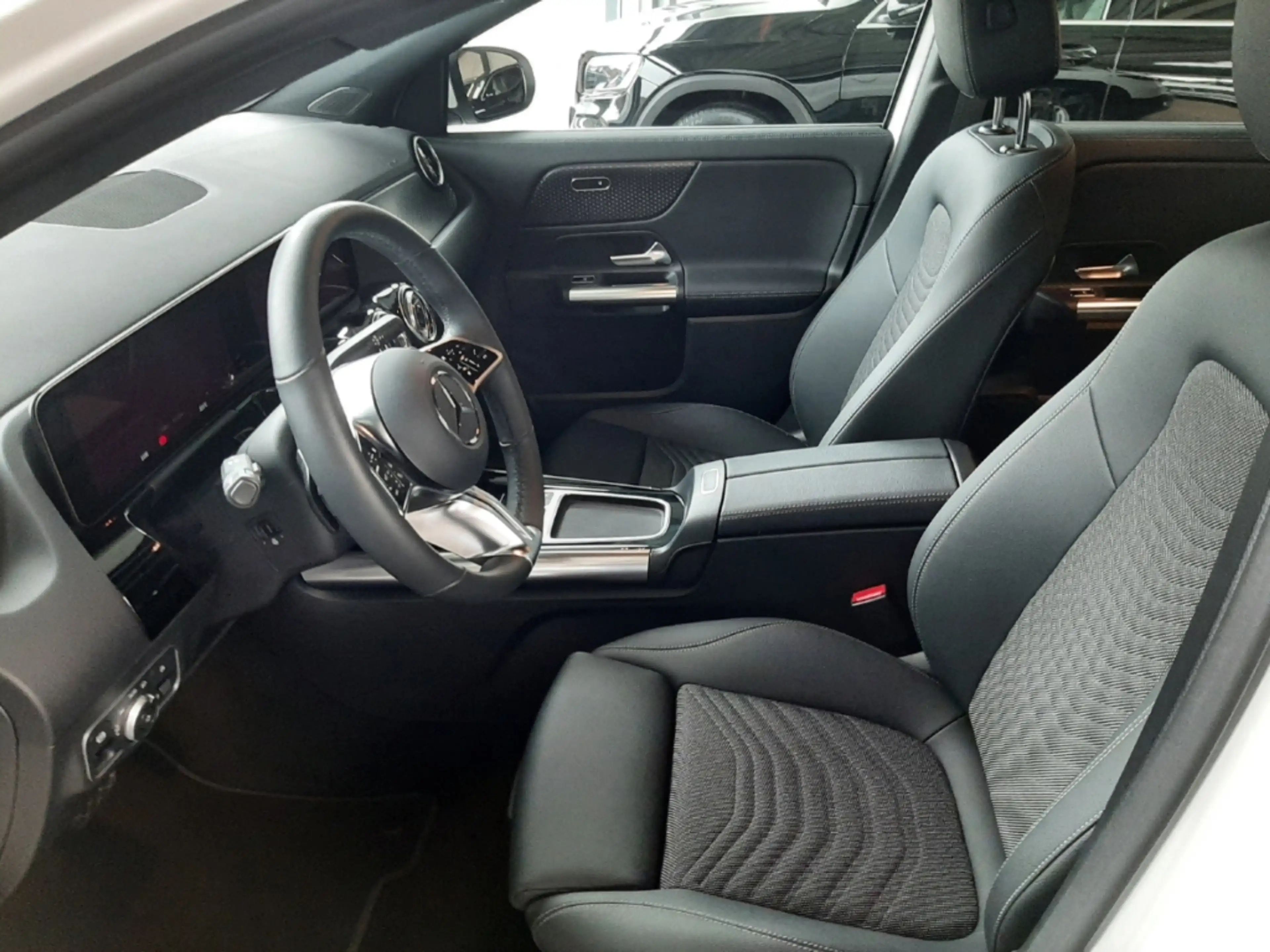 Mercedes-Benz EQA 250+ Progressive Distronic 19 Zoll — photo 6