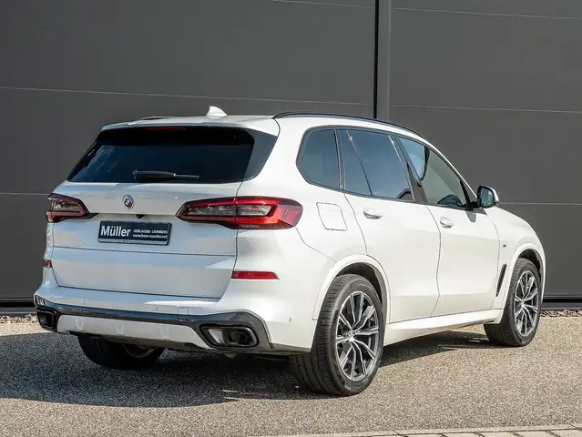 BMW X5 view 2